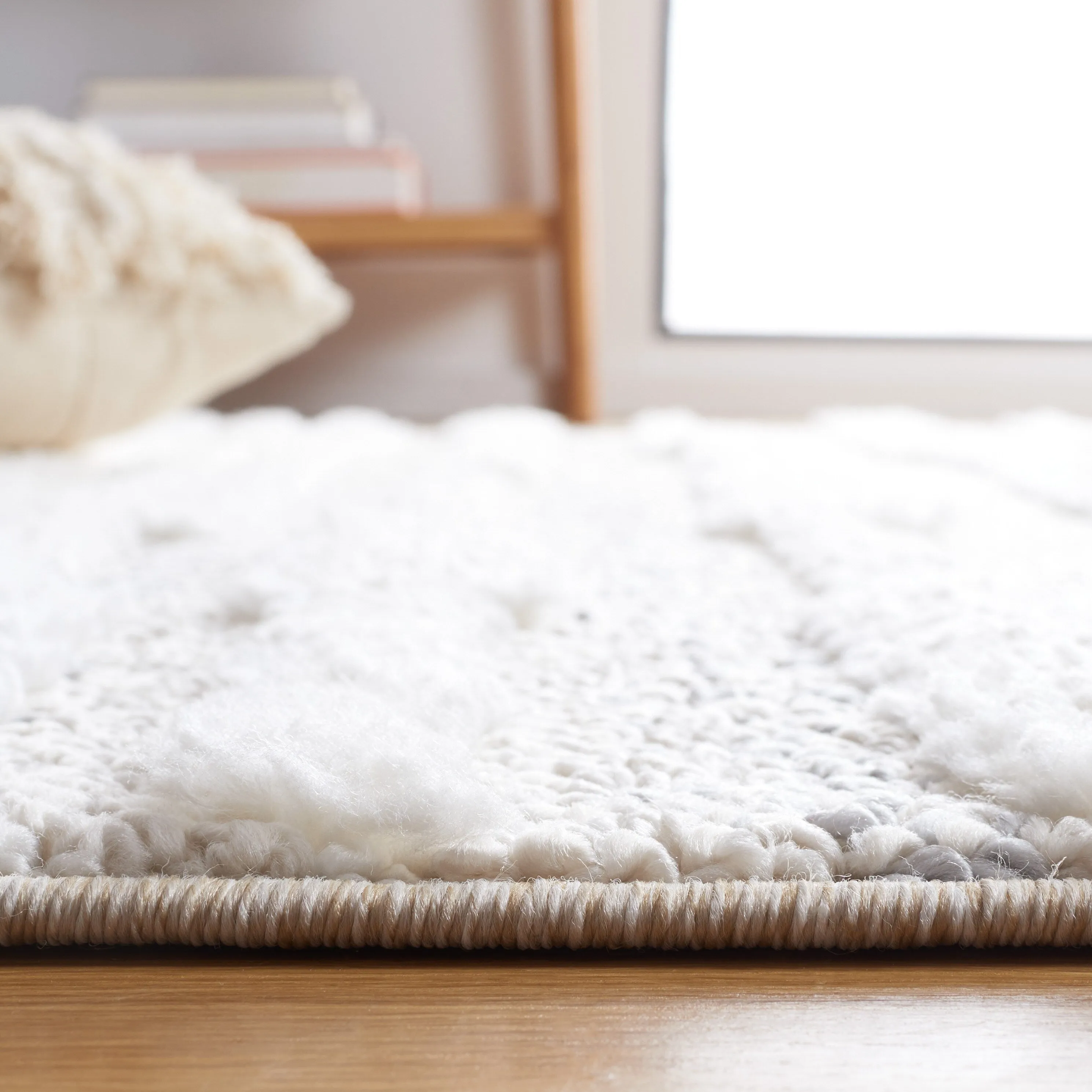 SAFAVIEH Moroccan Tassel Shag Eftimia 2-inch Thick Rug