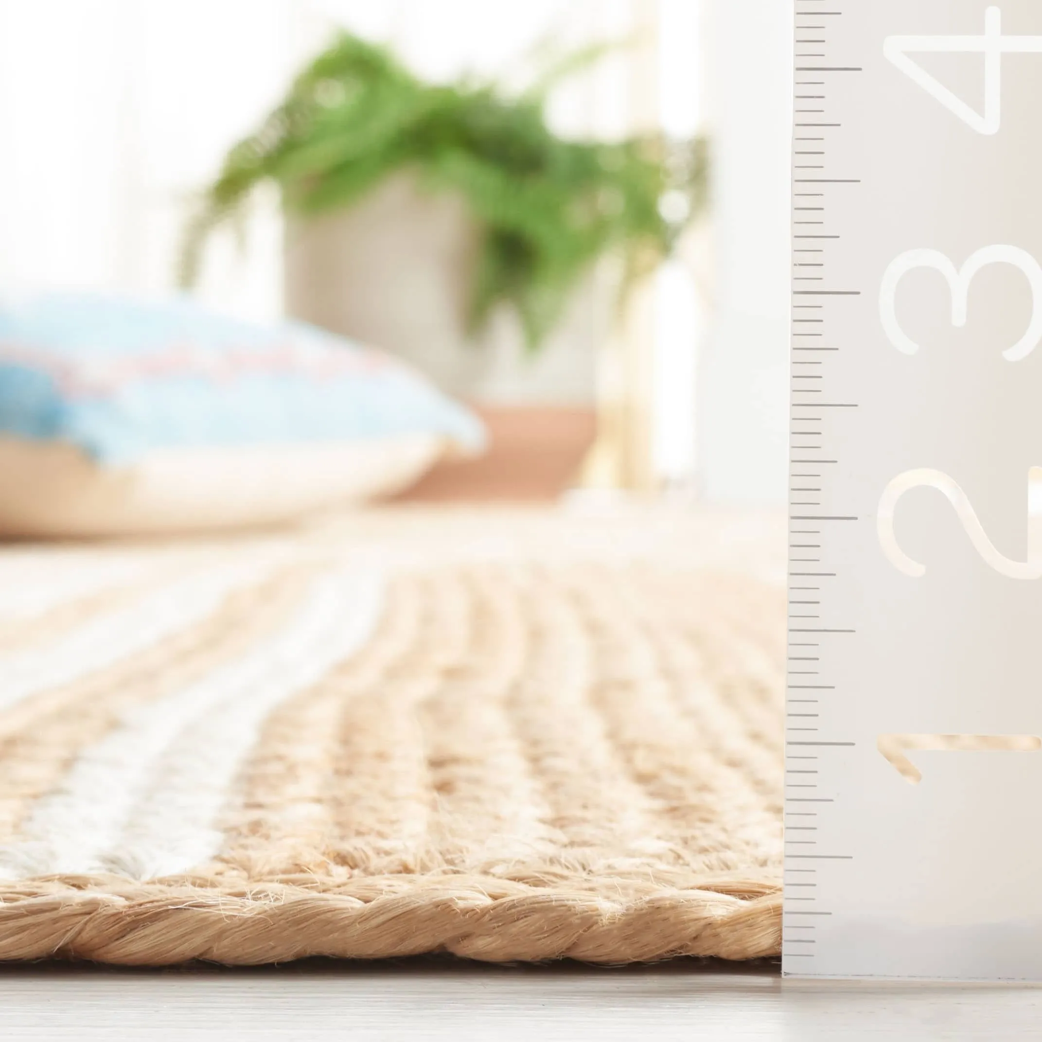 SAFAVIEH Natural Fiber Hazelle Casual Jute Rug.