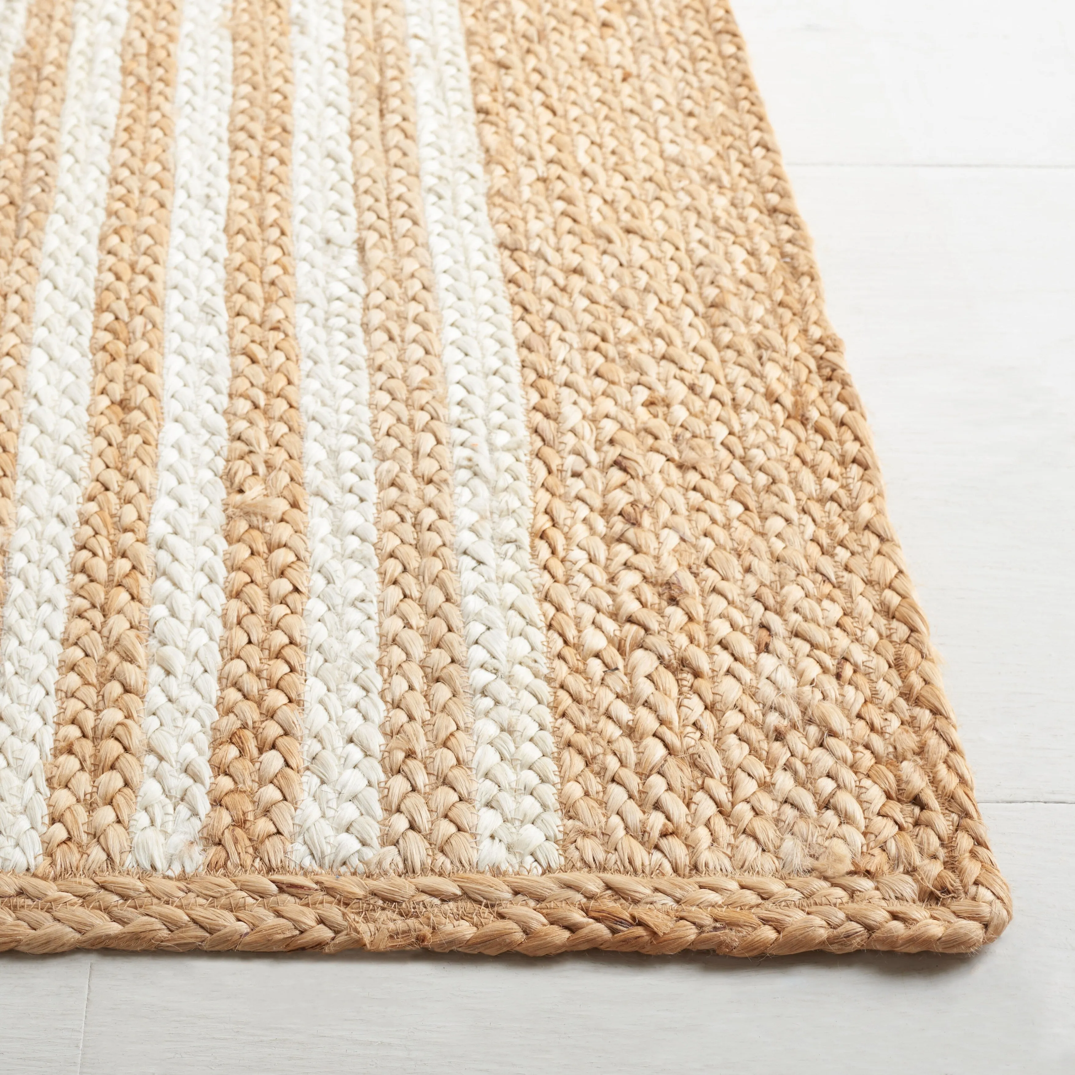 SAFAVIEH Natural Fiber Hazelle Casual Jute Rug.