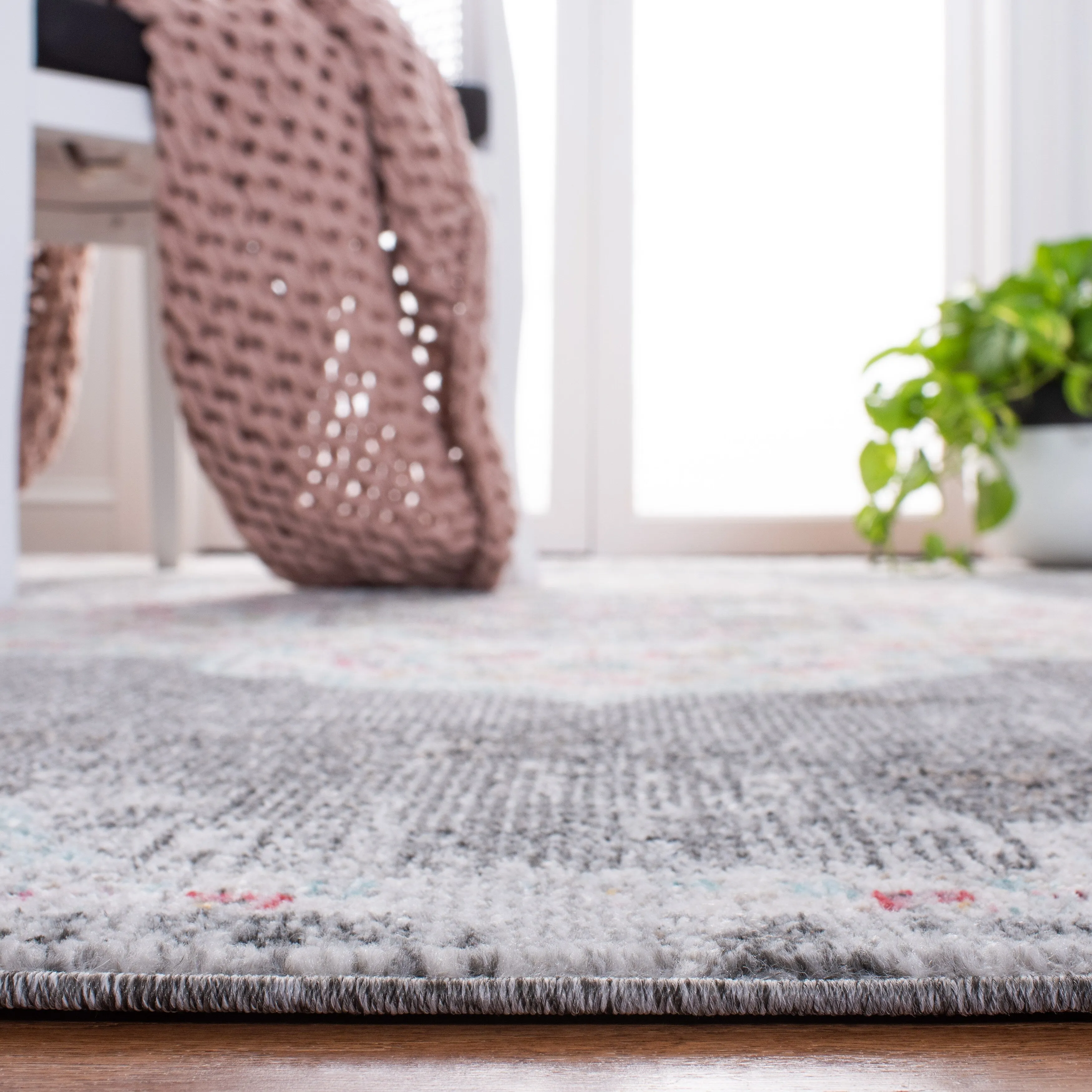 SAFAVIEH Phoenix Rosemary Medallion Distressed Rug