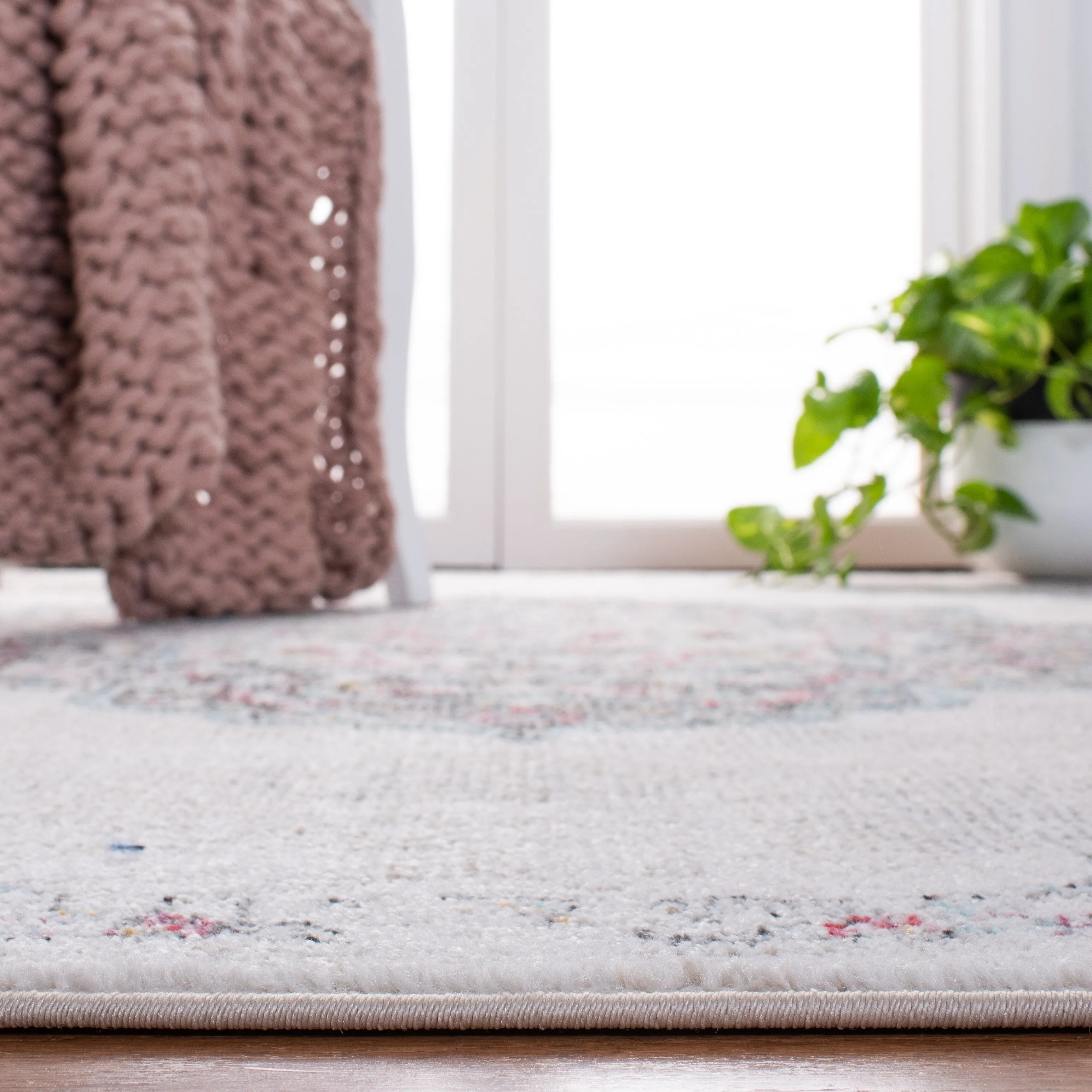 SAFAVIEH Phoenix Rosemary Medallion Distressed Rug