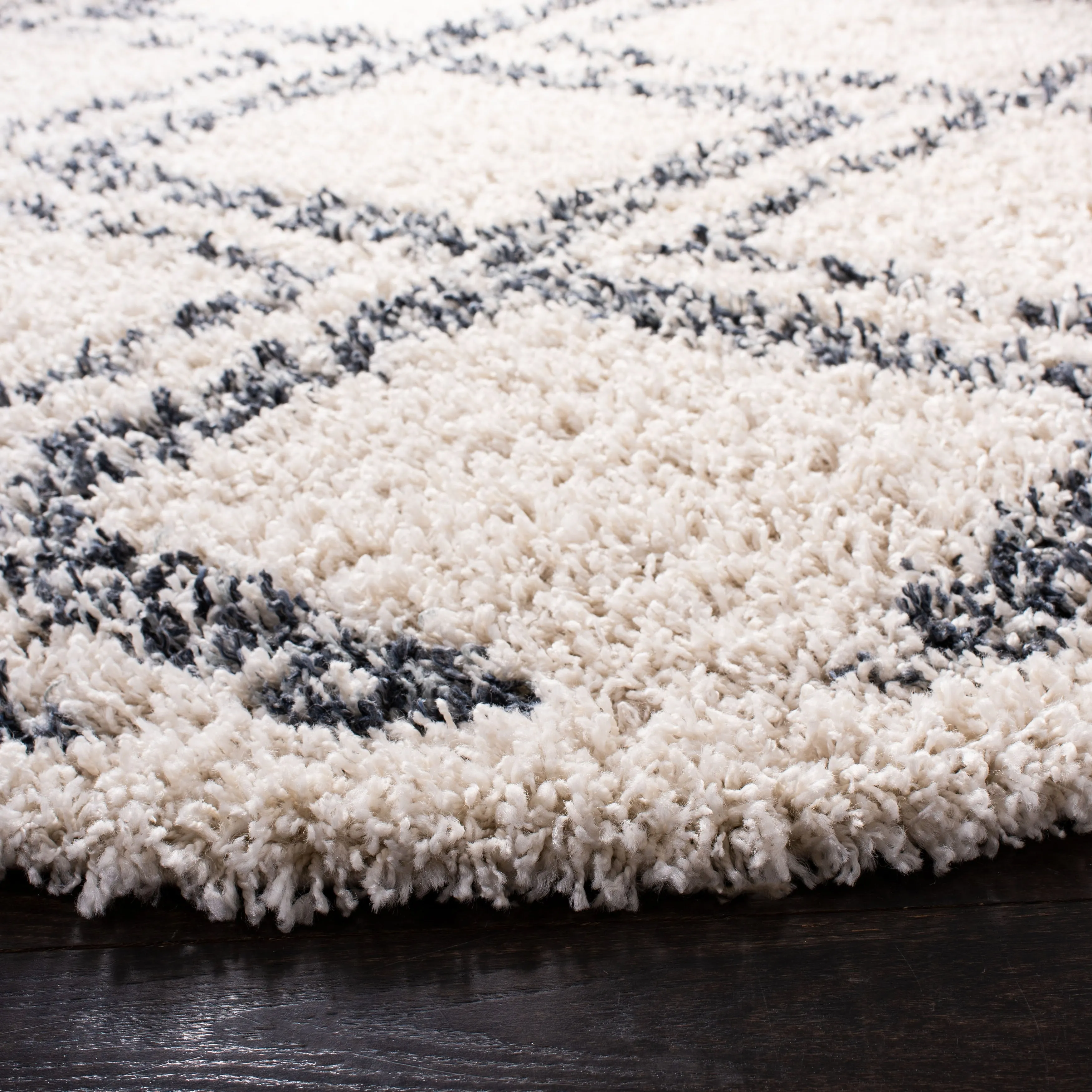 SAFAVIEH Pro Lux Shag Nazmije Moroccan Tassel 2.4-inch Thick