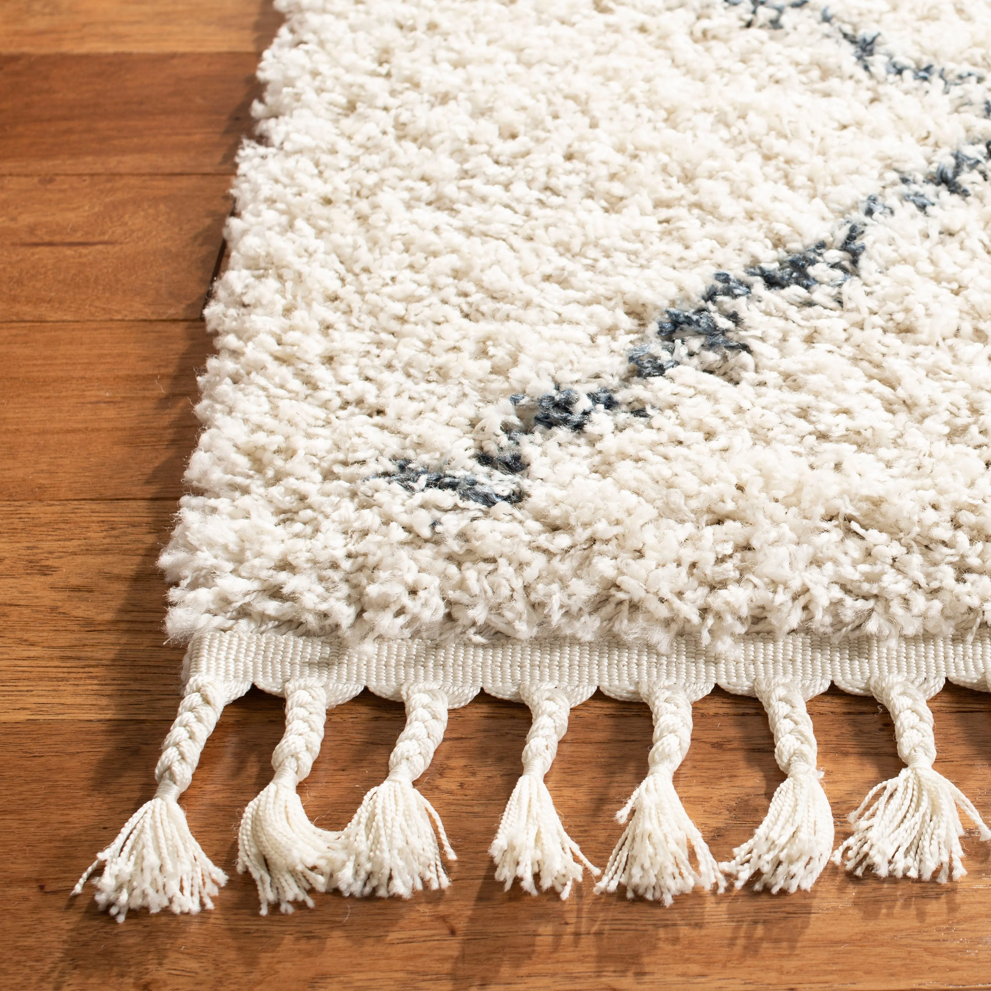 SAFAVIEH Pro Lux Shag Nazmije Moroccan Tassel 2.4-inch Thick