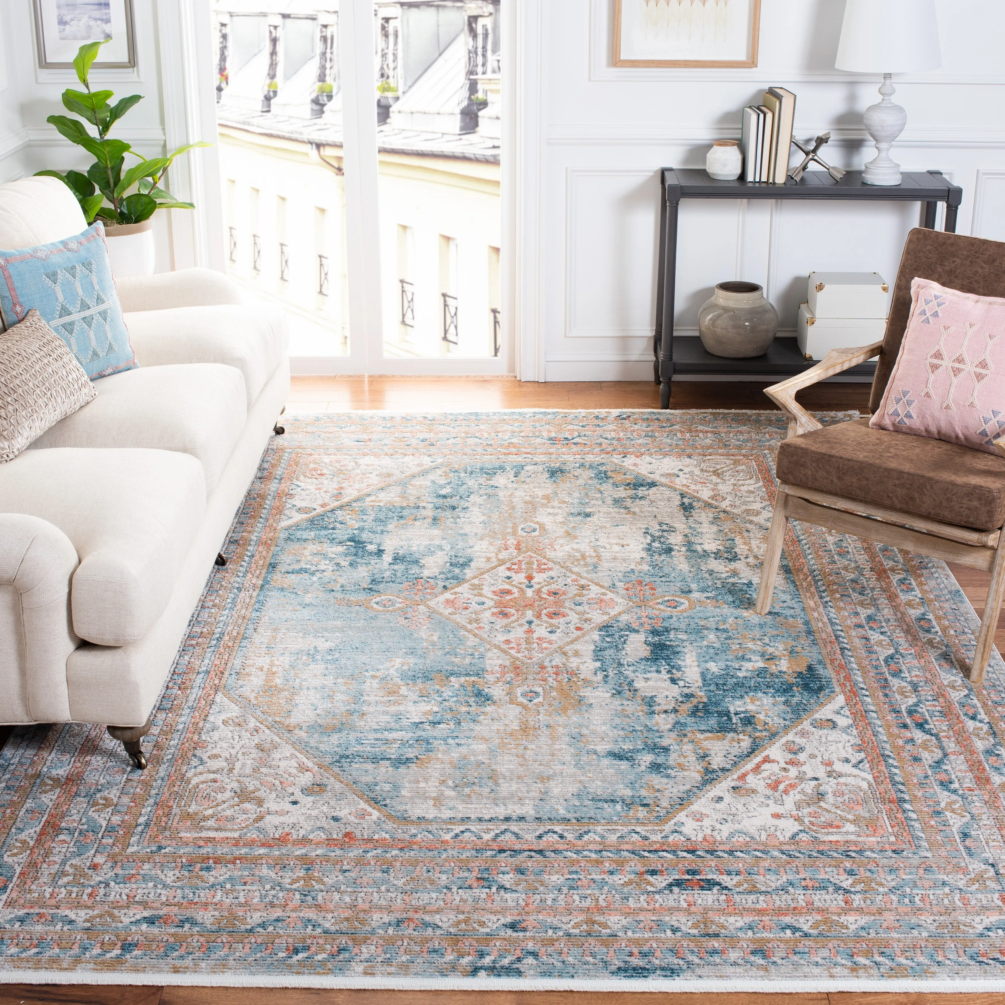 SAFAVIEH. Shivan Vasilija Oriental Distressed Rug