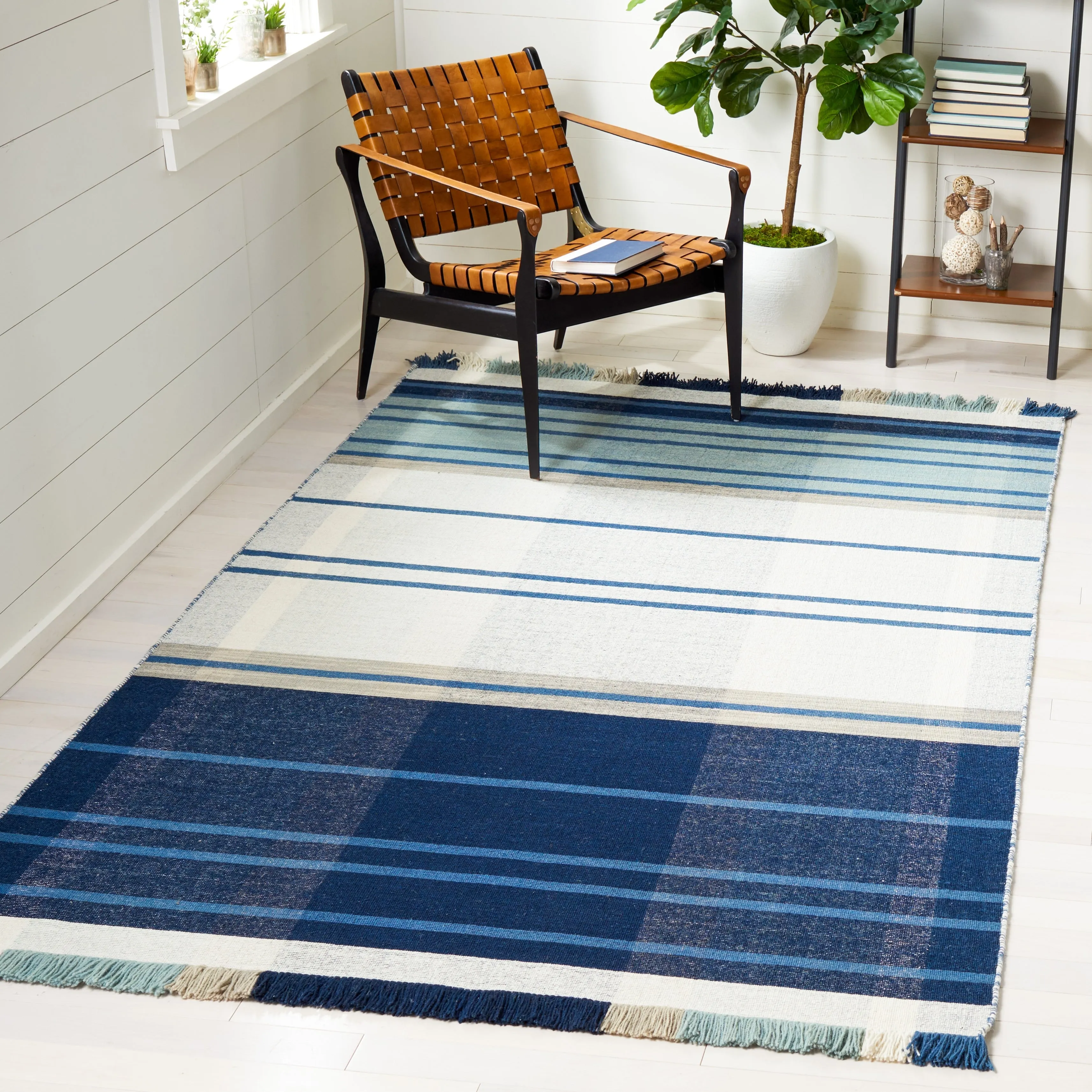 SAFAVIEH Striped Kilim Sharareh Wool Fringe Rug