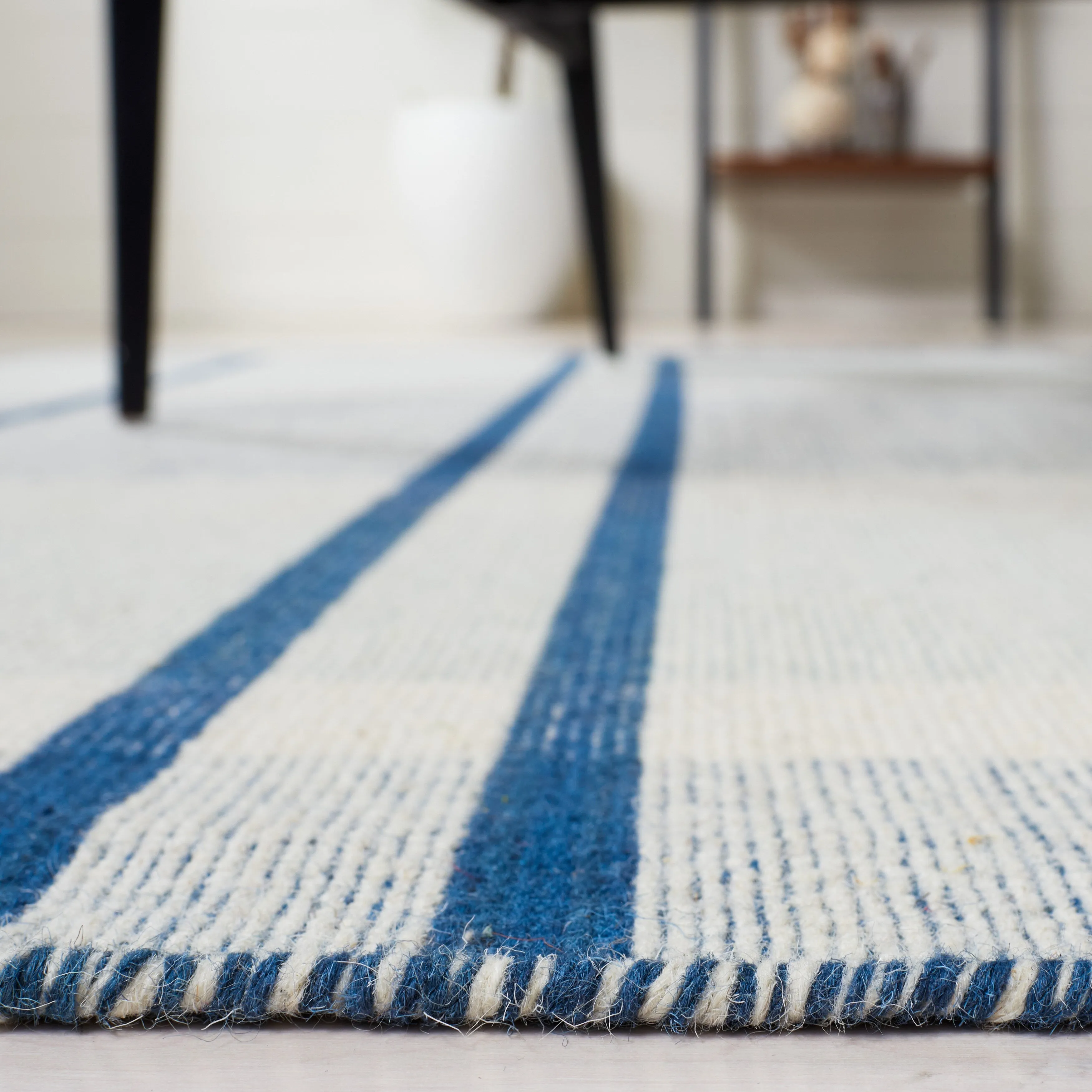 SAFAVIEH Striped Kilim Sharareh Wool Fringe Rug
