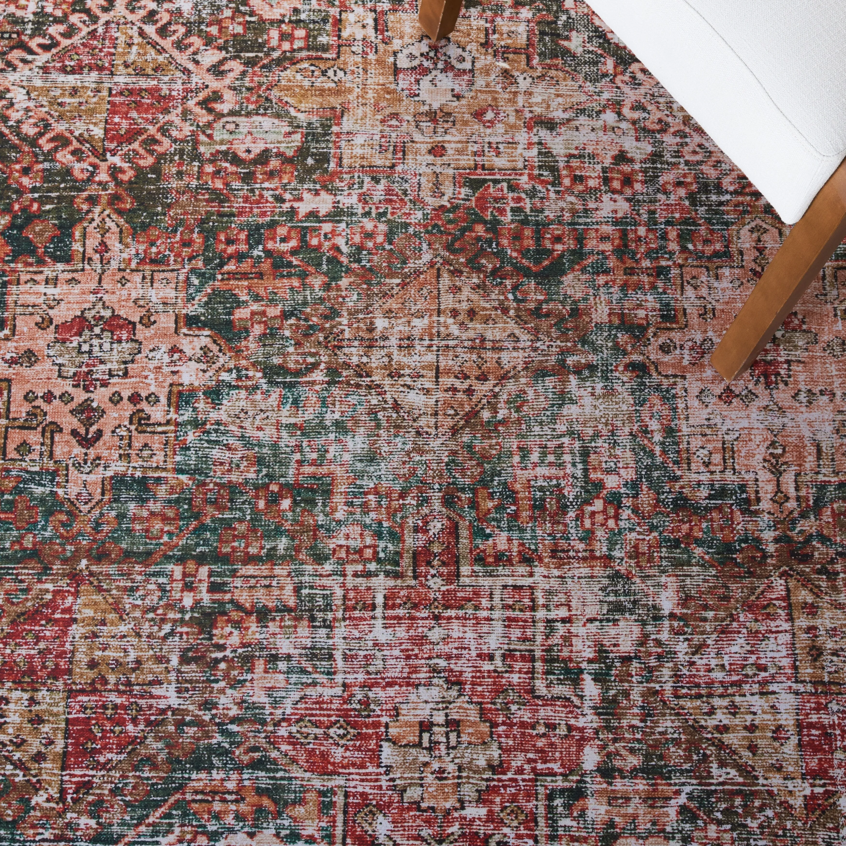 SAFAVIEH Tucson Machine Washable Slip Resistant Gena Oriental Rug