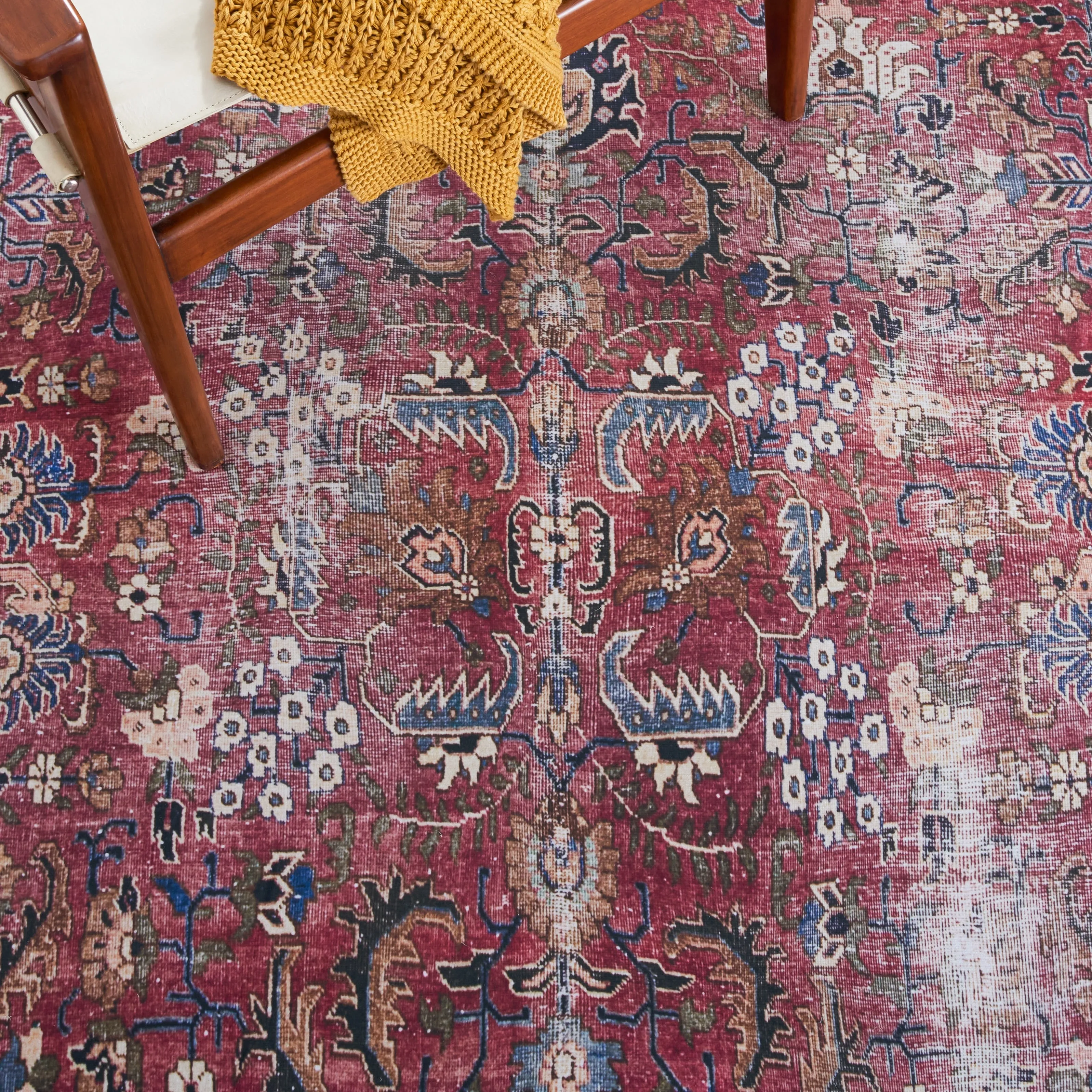 SAFAVIEH Tucson Machine Washable Slip Resistant Loula Oriental Distressed