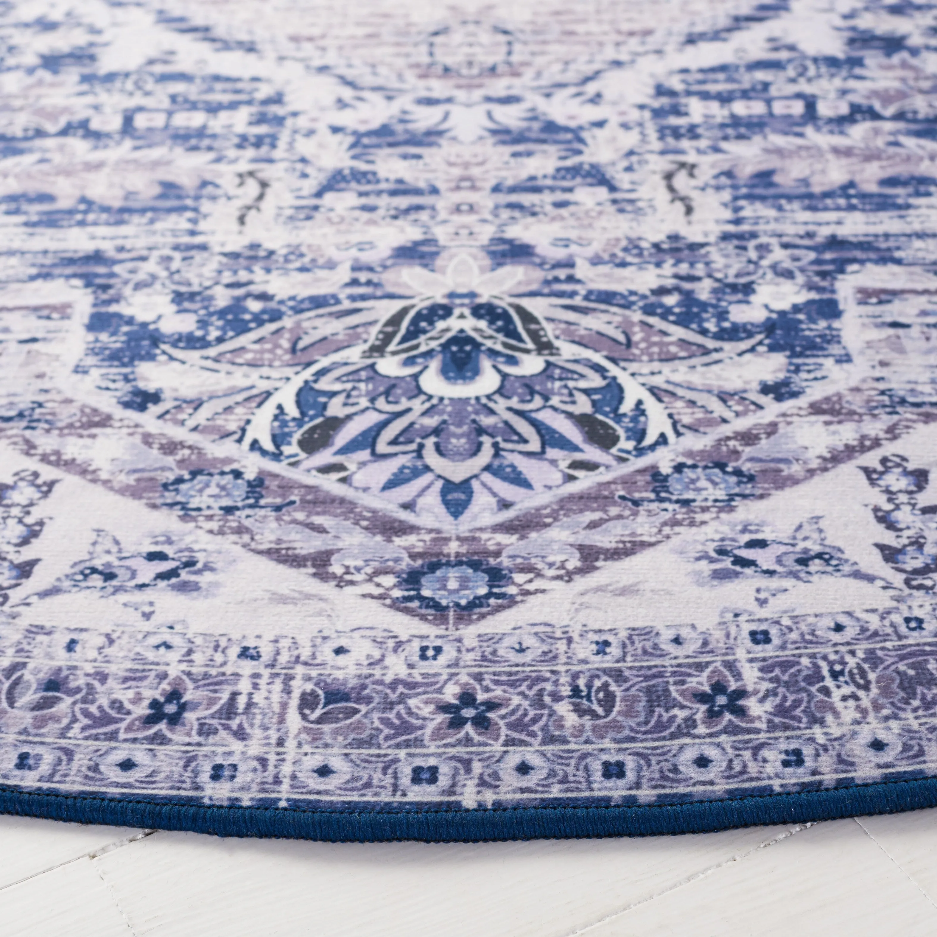 SAFAVIEH Tucson Machine Washable Slip Resistant Mallaury Distressed Rug