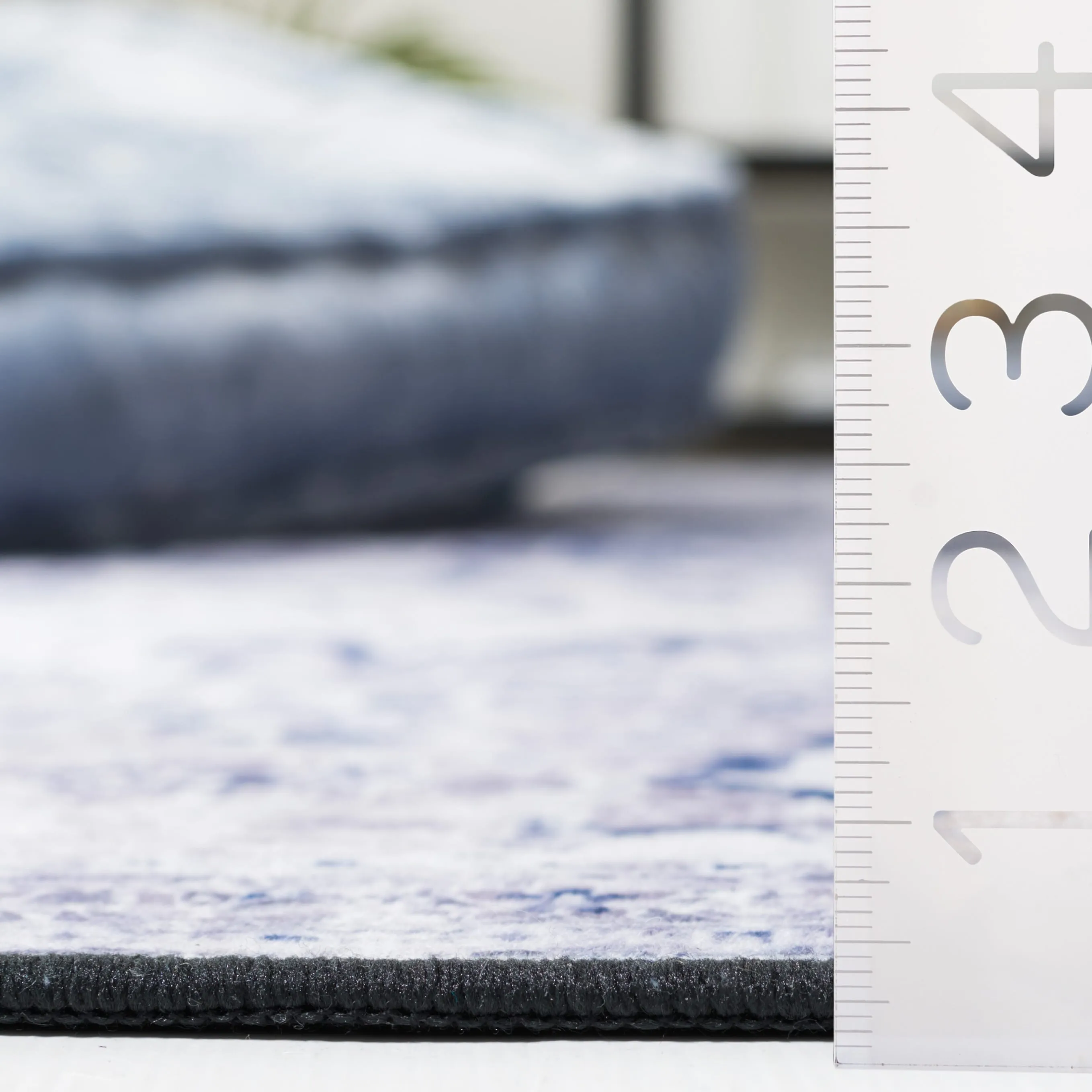 SAFAVIEH Tucson Machine Washable Slip Resistant Mallaury Distressed Rug