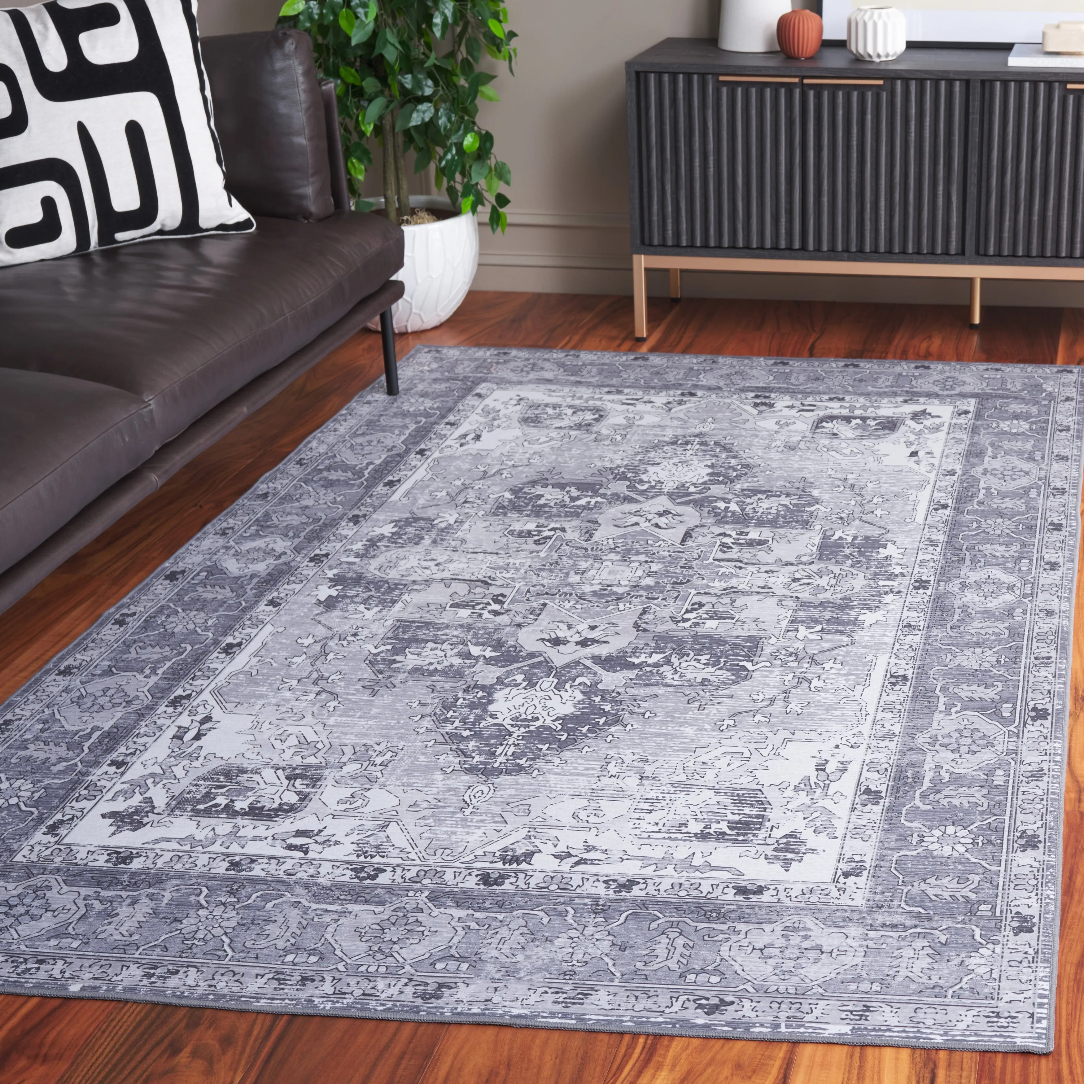 SAFAVIEH Tucson Machine Washable Slip Resistant Salome Oriental Medallion