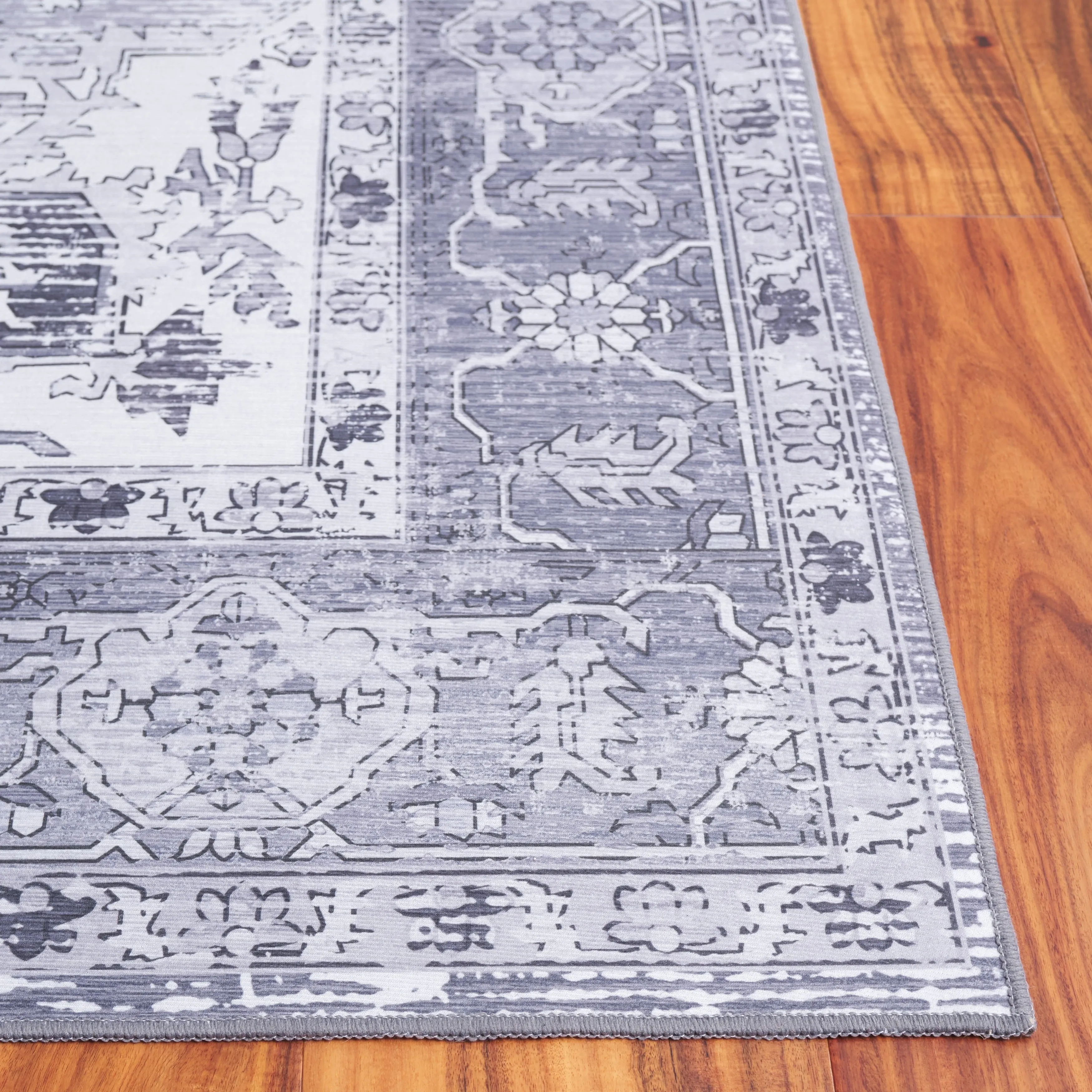 SAFAVIEH Tucson Machine Washable Slip Resistant Salome Oriental Medallion