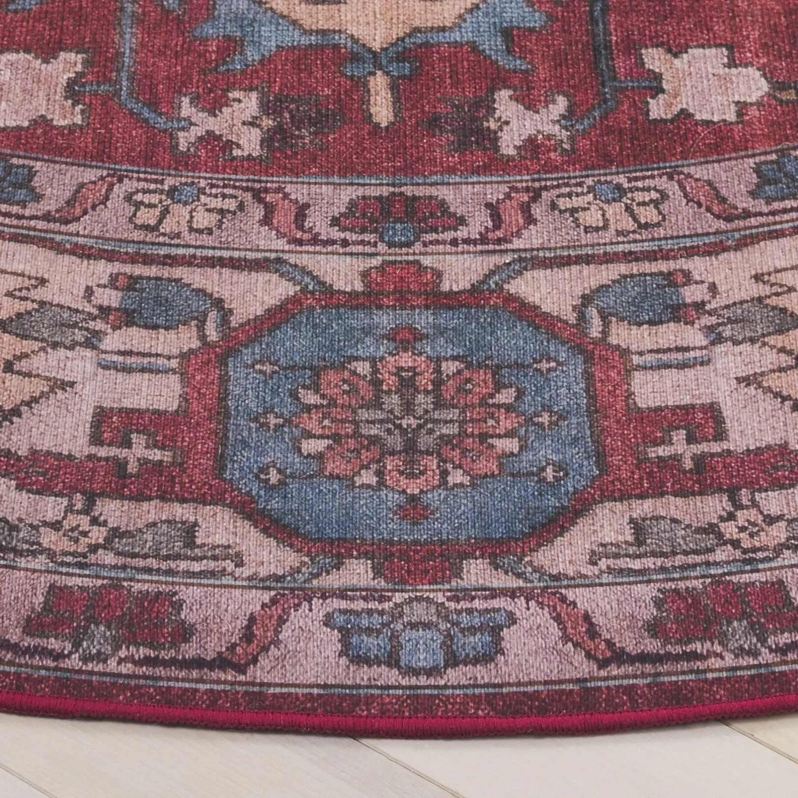 SAFAVIEH Tucson Machine Washable Slip Resistant Salome Oriental Medallion