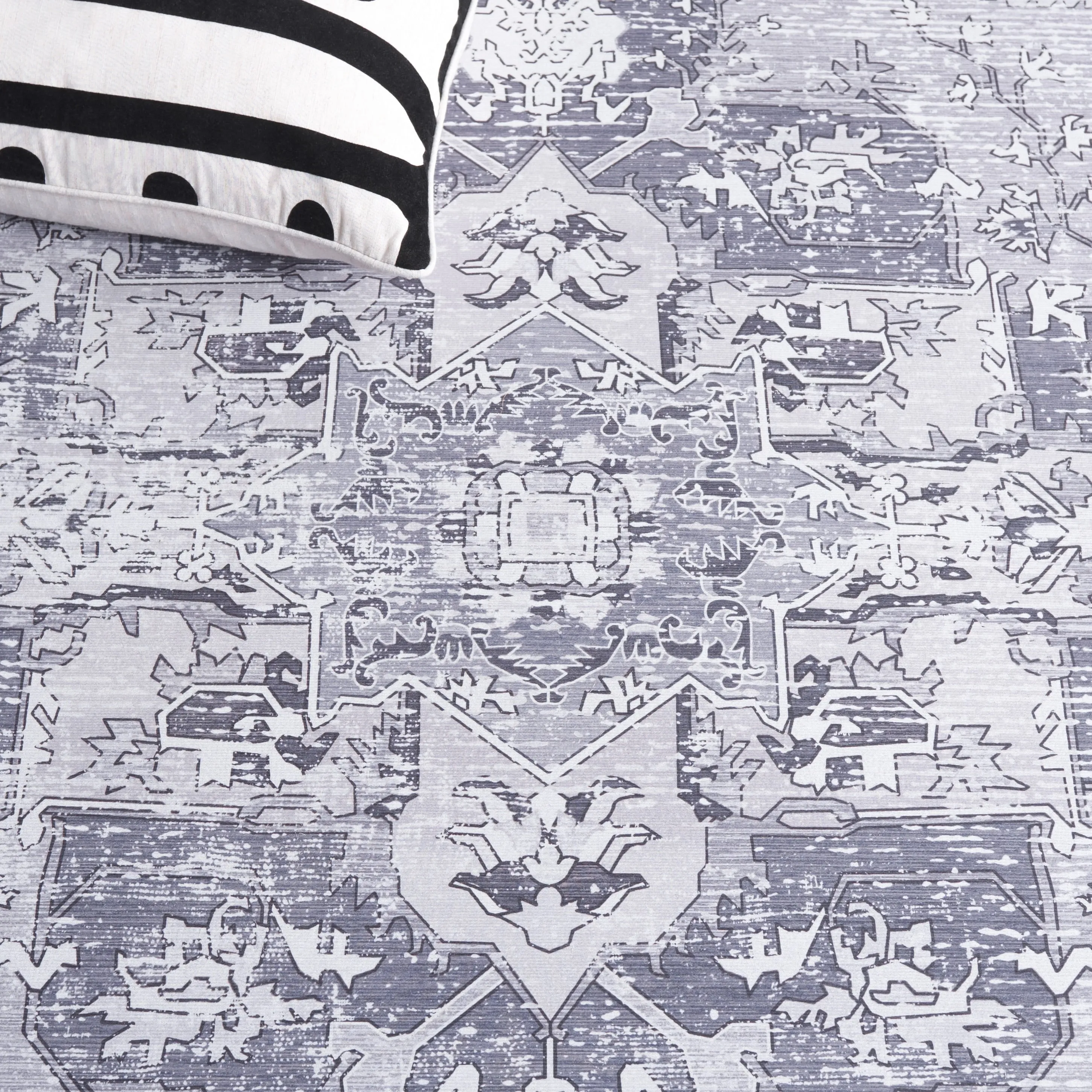 SAFAVIEH Tucson Machine Washable Slip Resistant Salome Oriental Medallion