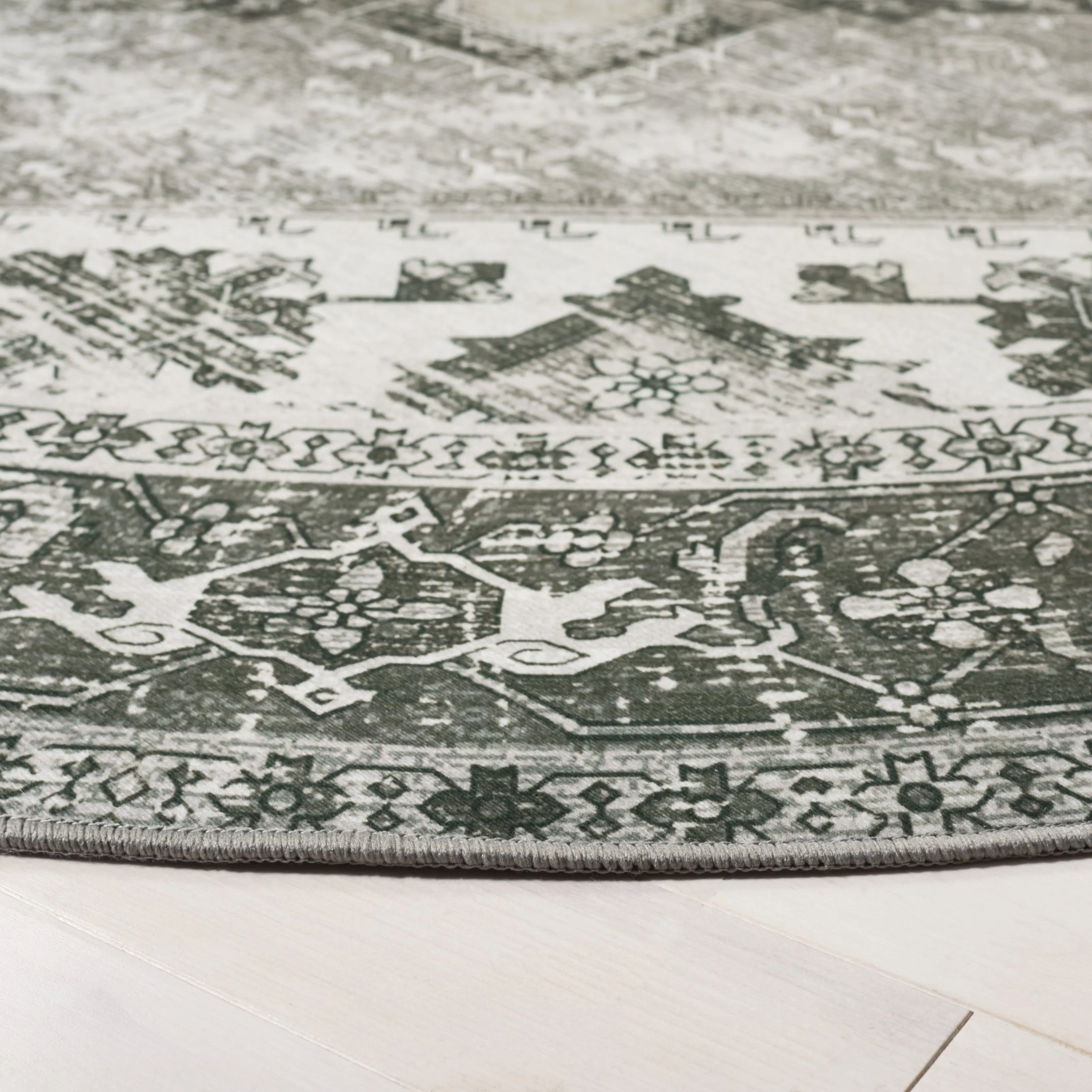 SAFAVIEH. Tucson Machine Washable Slip Resistant Therese Oriental Medallion