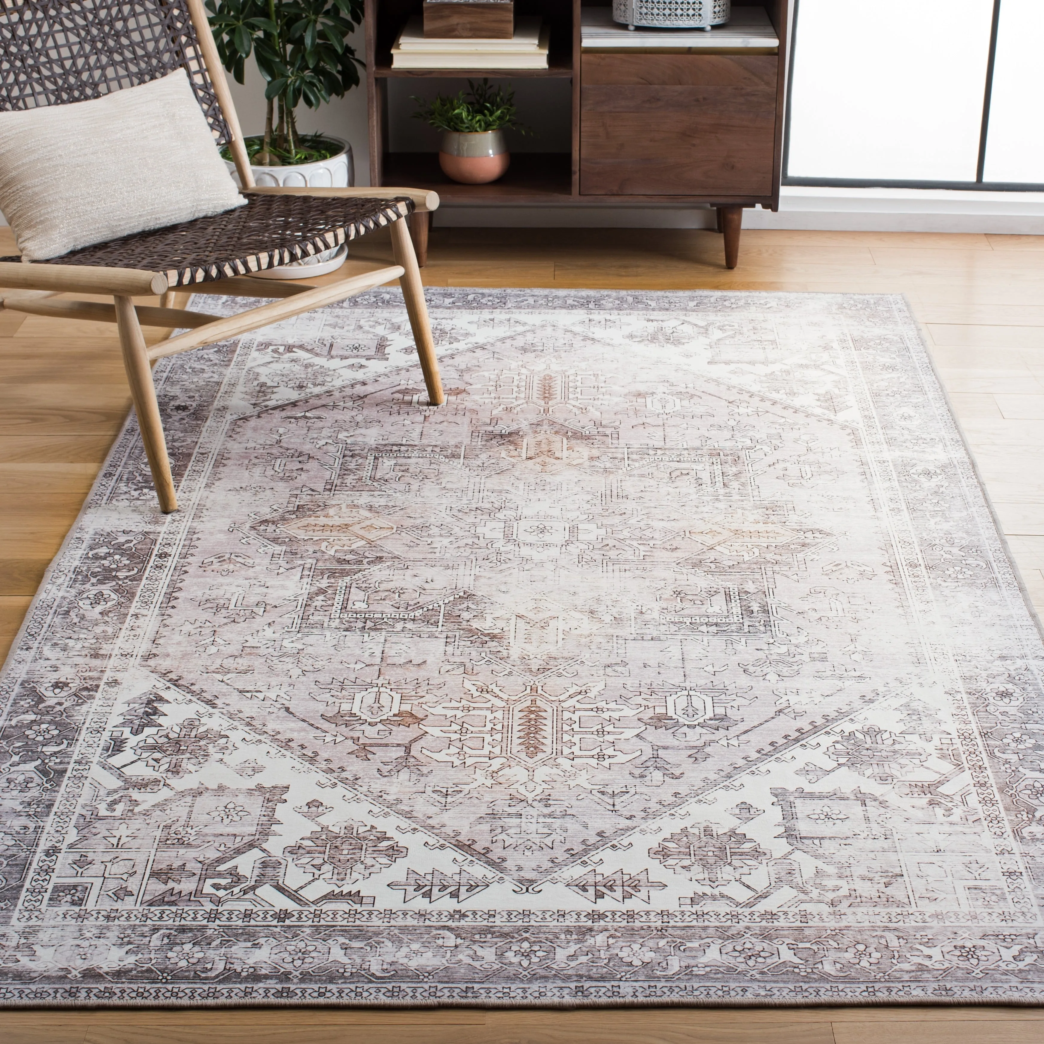 SAFAVIEH. Tucson Machine Washable Slip Resistant Therese Oriental Medallion