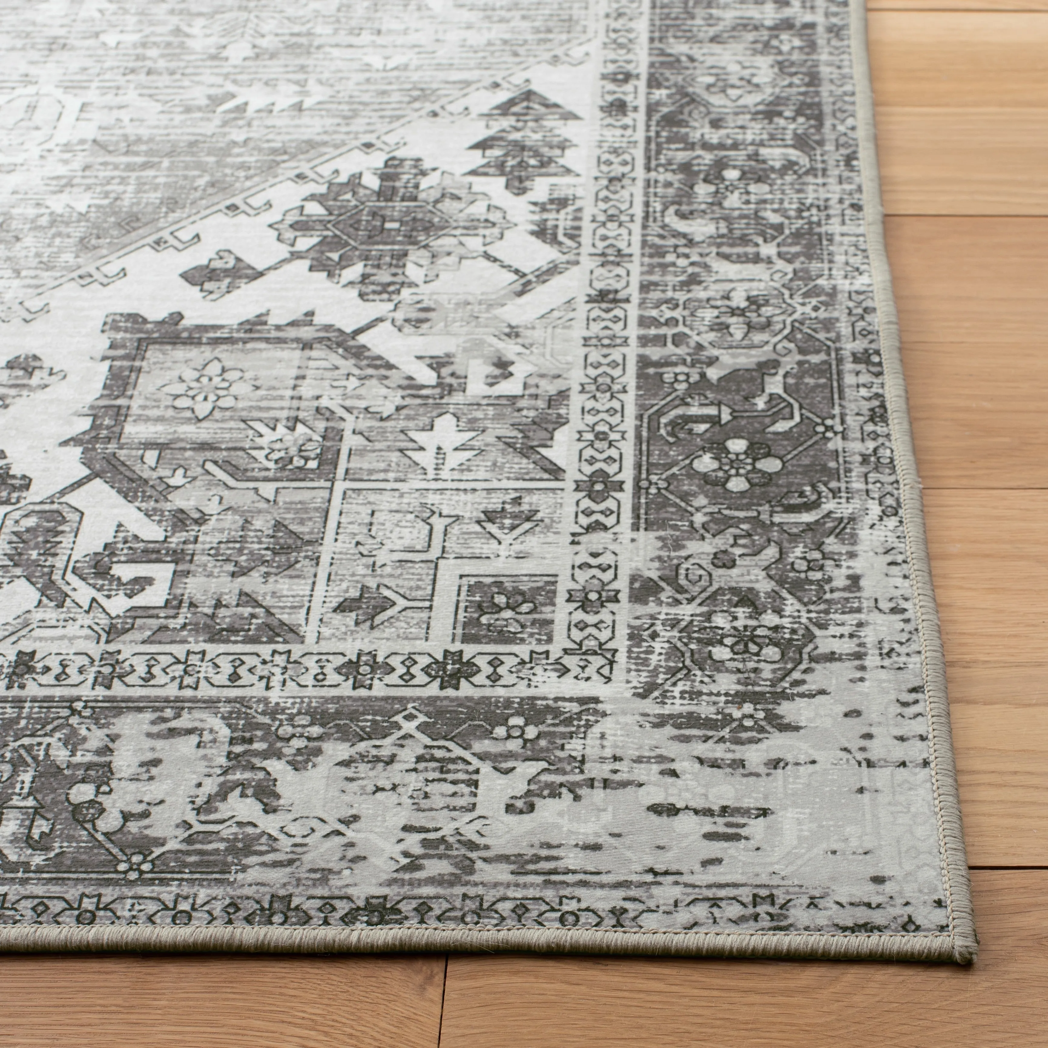 SAFAVIEH. Tucson Machine Washable Slip Resistant Therese Oriental Medallion
