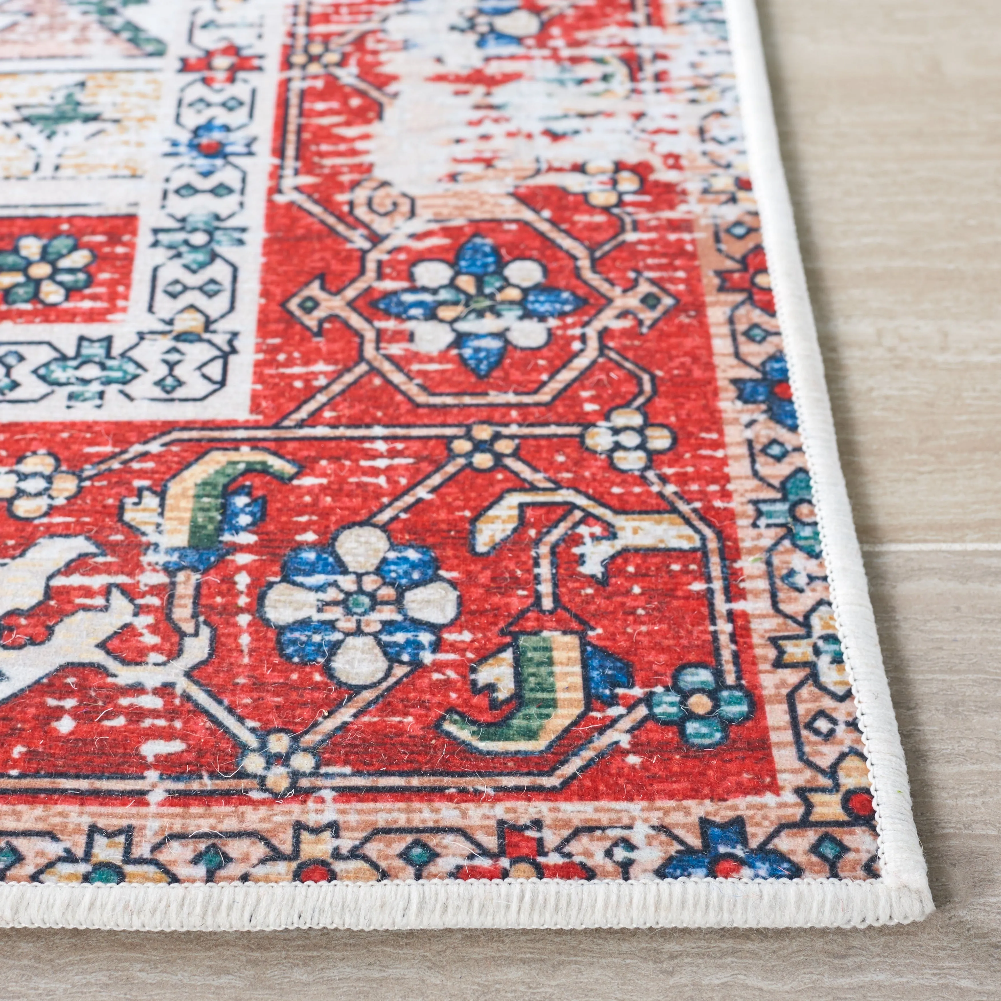 SAFAVIEH. Tucson Machine Washable Slip Resistant Therese Oriental Medallion