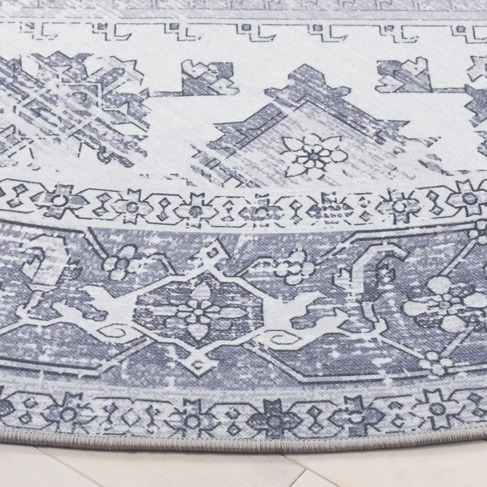 SAFAVIEH. Tucson Machine Washable Slip Resistant Therese Oriental Medallion