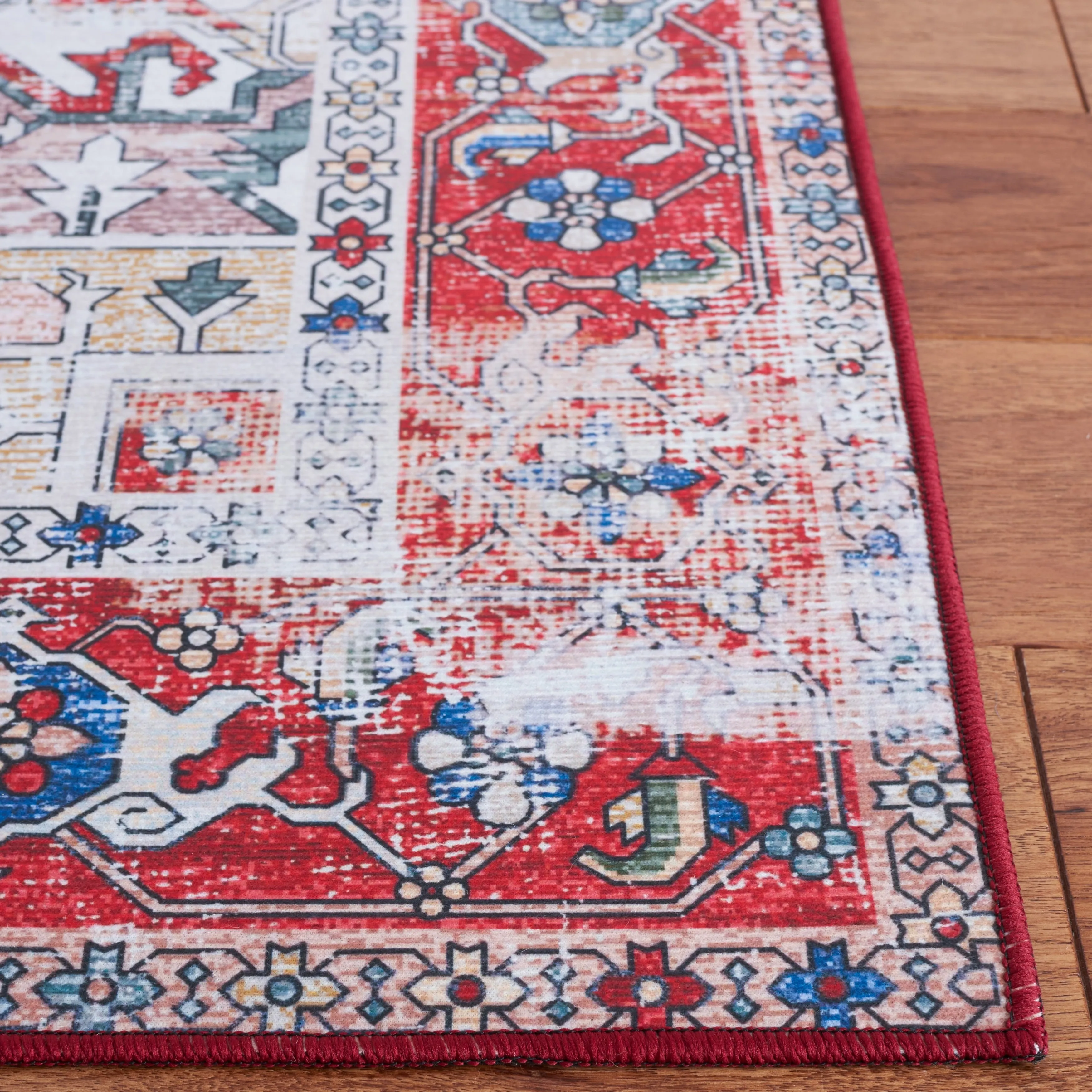 SAFAVIEH. Tucson Machine Washable Slip Resistant Therese Oriental Medallion