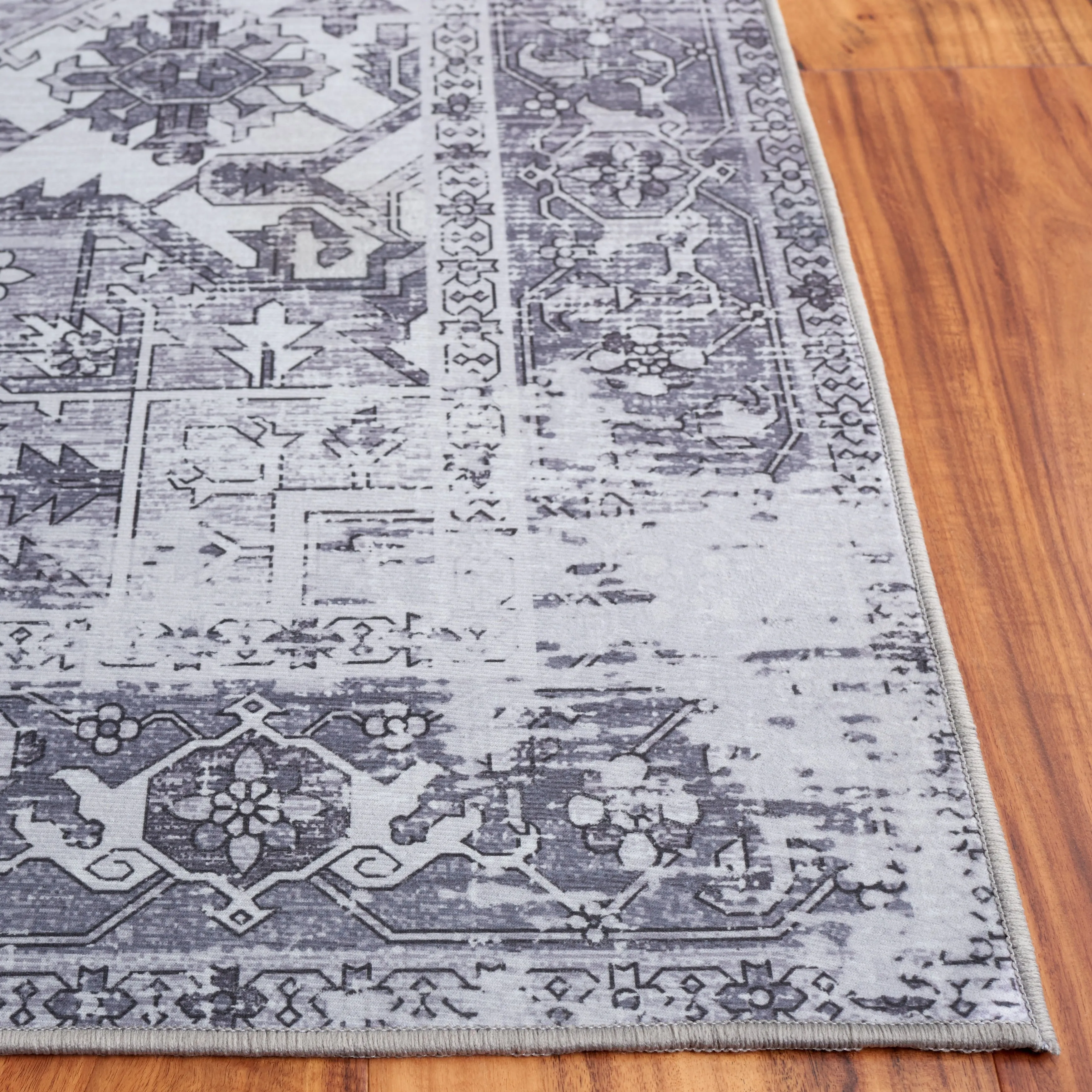 SAFAVIEH. Tucson Machine Washable Slip Resistant Therese Oriental Medallion