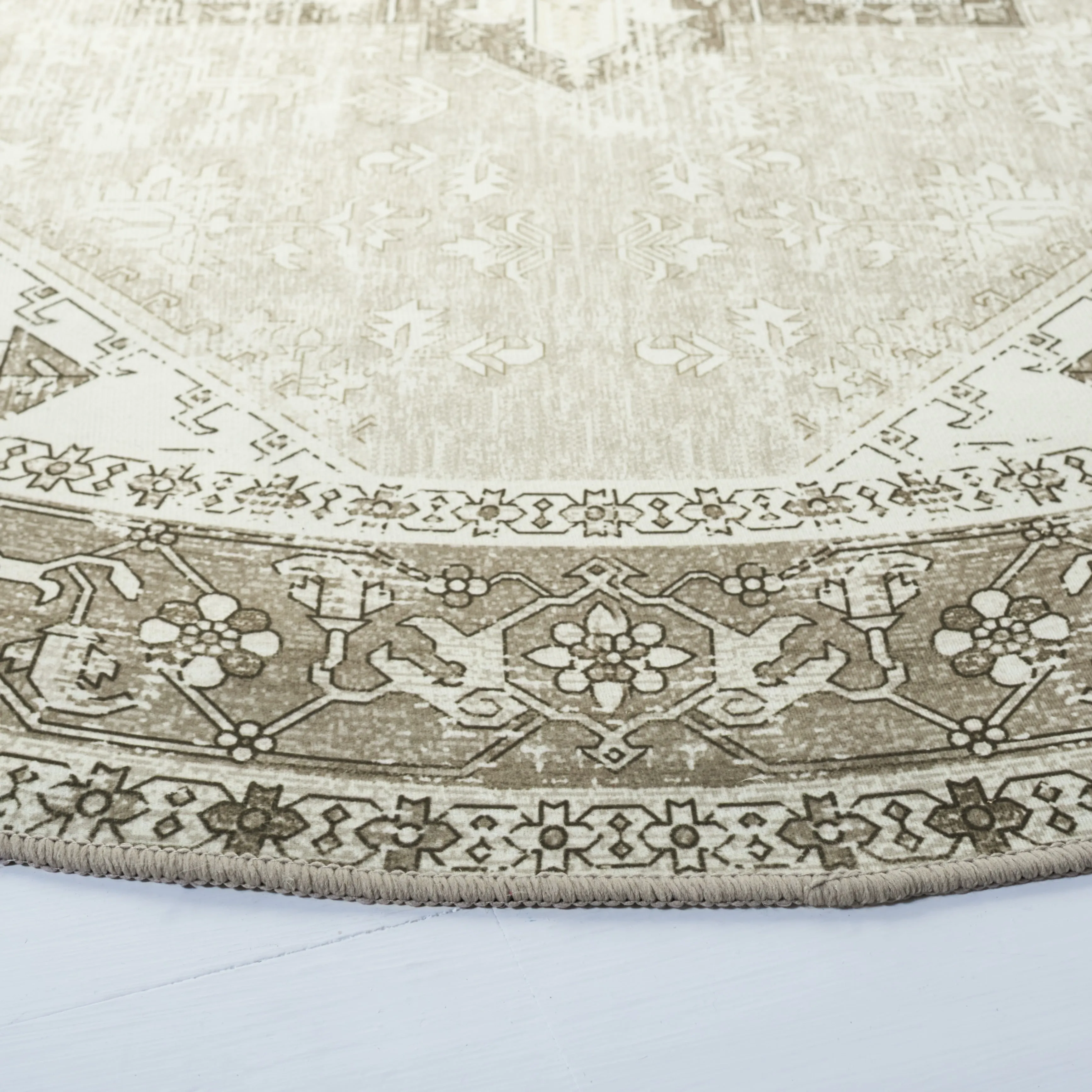 SAFAVIEH. Tucson Machine Washable Slip Resistant Therese Oriental Medallion