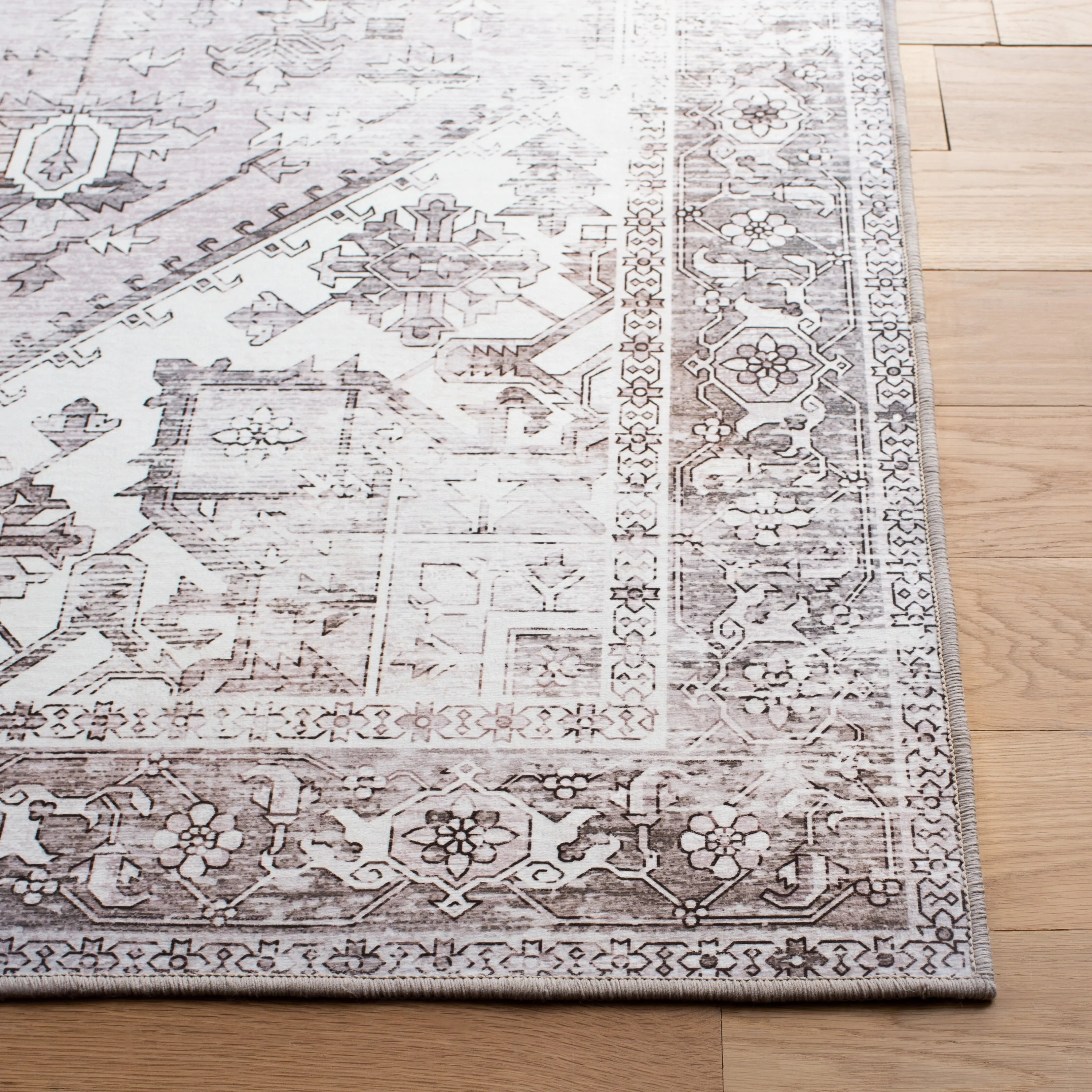 SAFAVIEH. Tucson Machine Washable Slip Resistant Therese Oriental Medallion