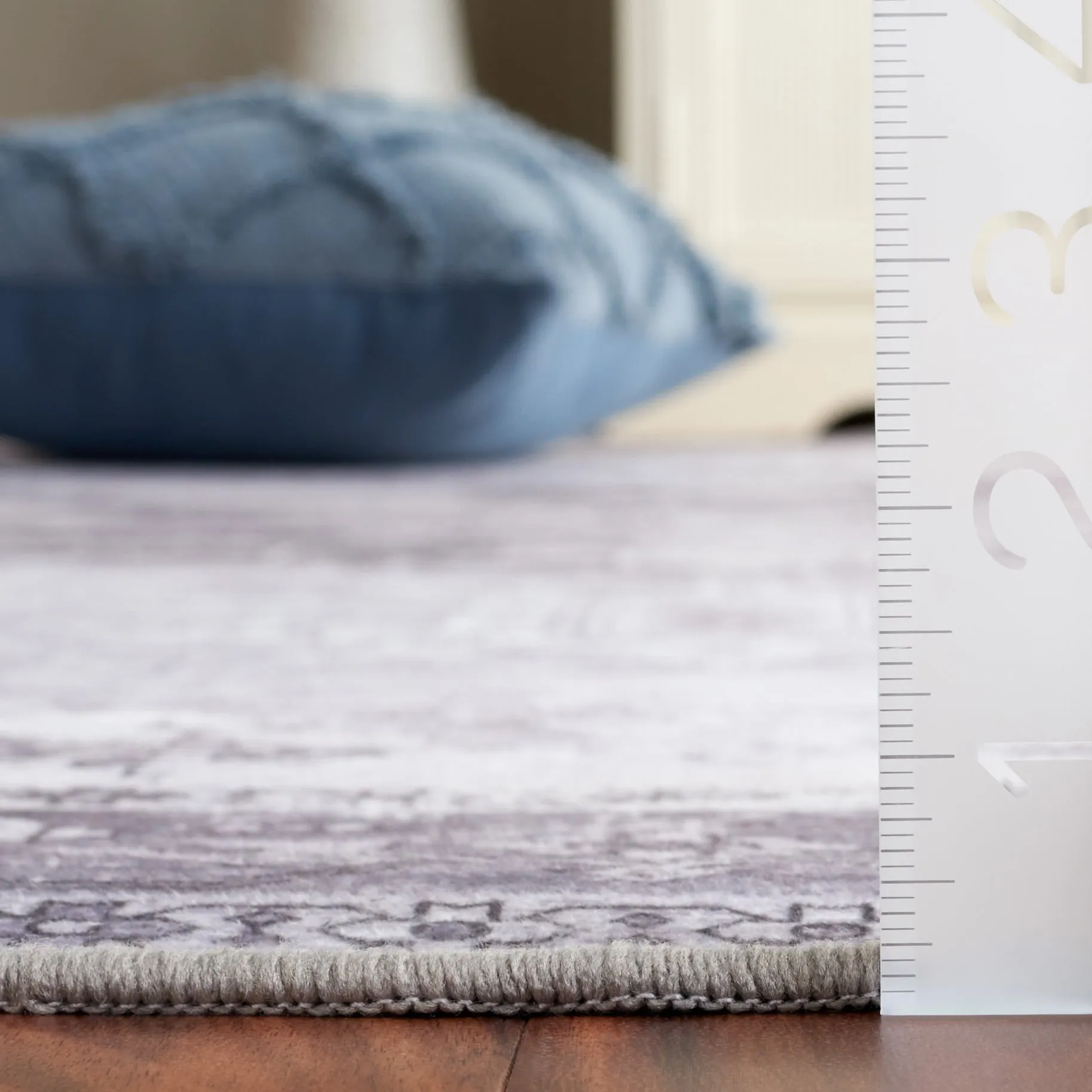 SAFAVIEH. Tucson Machine Washable Slip Resistant Therese Oriental Medallion
