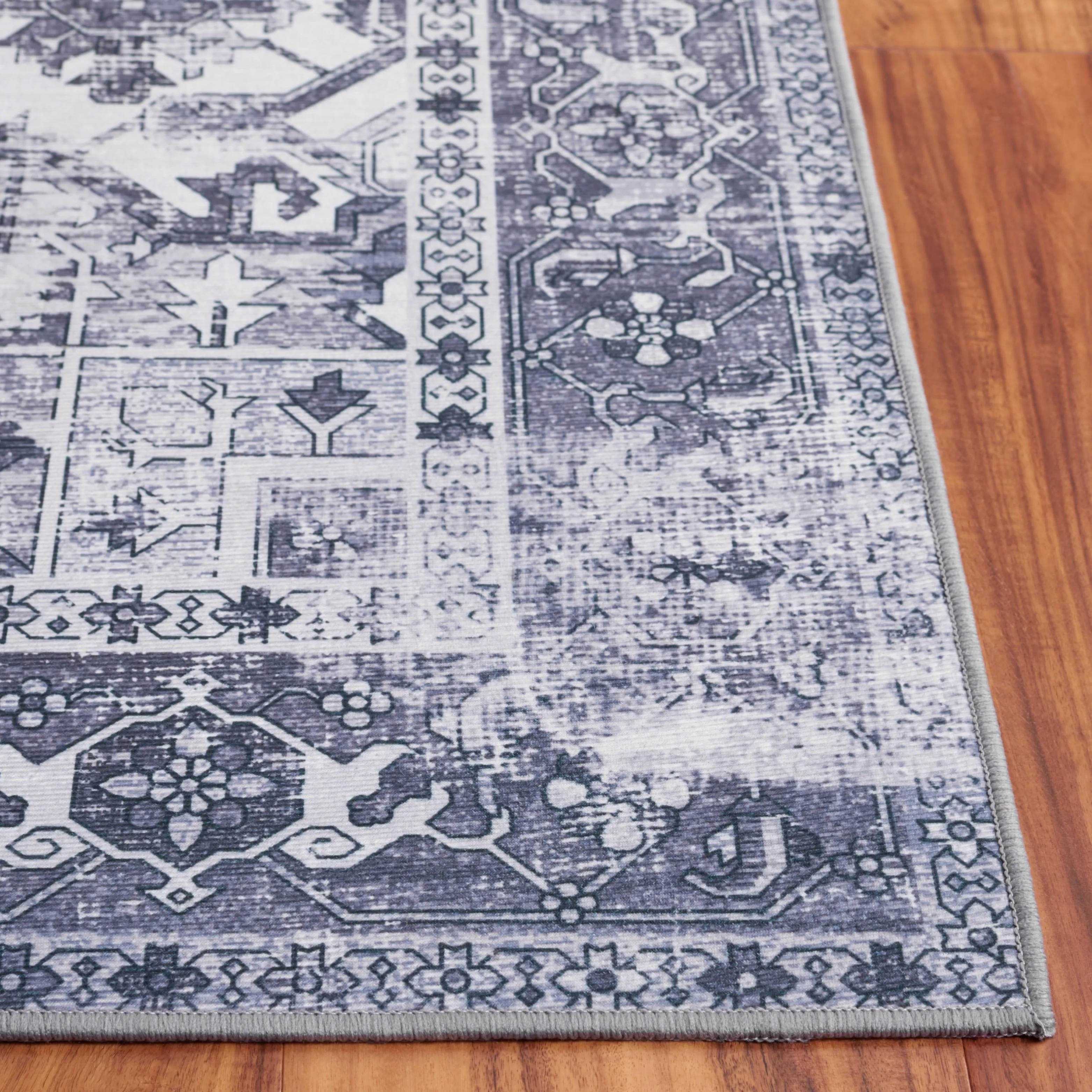 SAFAVIEH. Tucson Machine Washable Slip Resistant Therese Oriental Medallion
