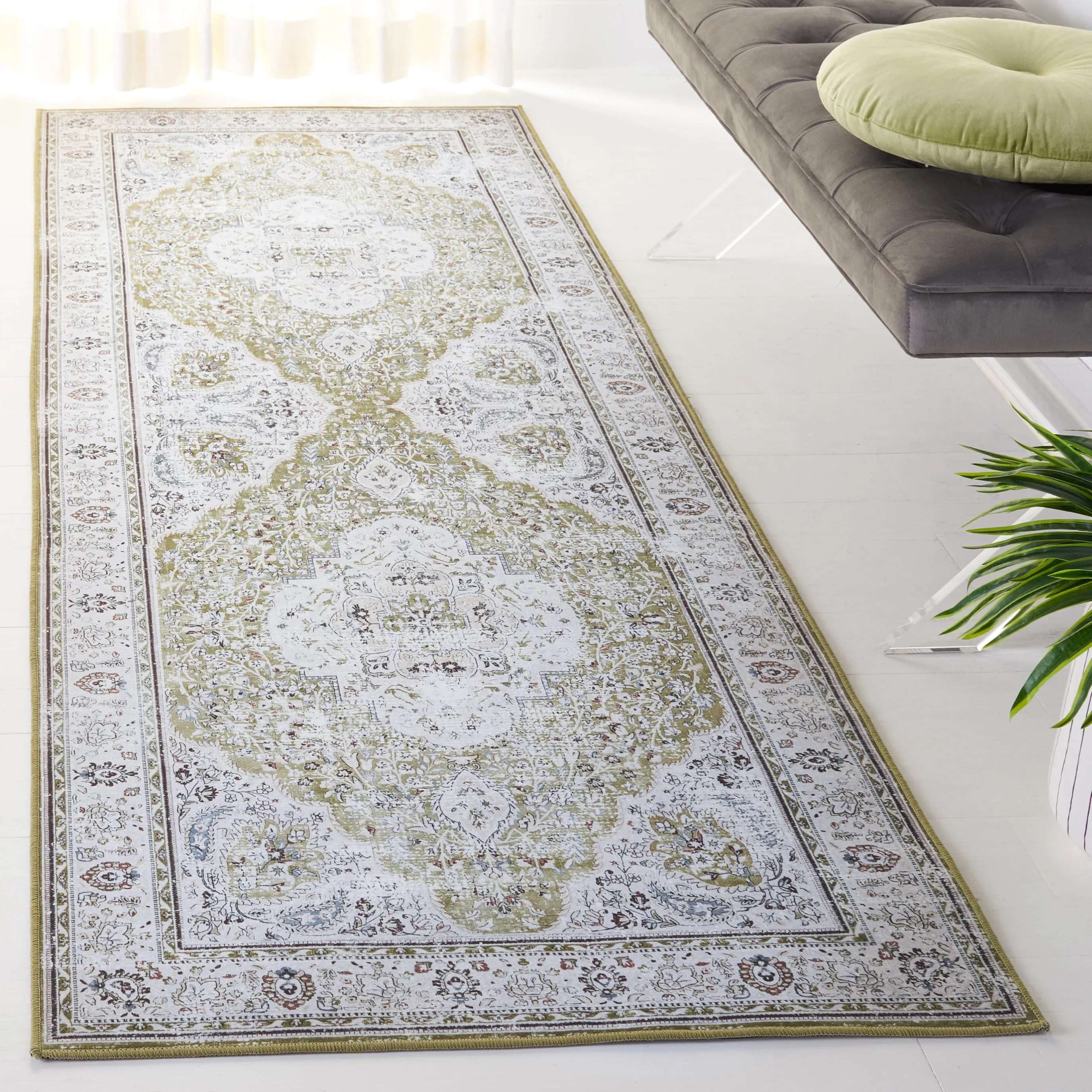 SAFAVIEH Tucson Machine Washable Slip Resistant Willa Traditional Rug