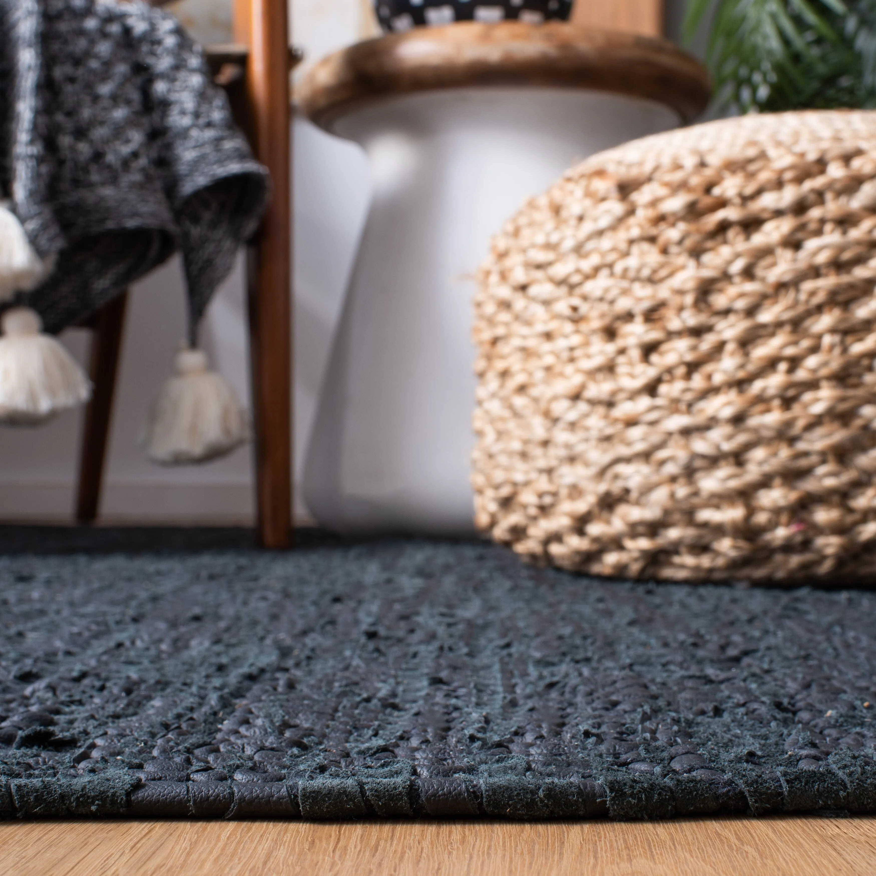 SAFAVIEH Vintage Leather Cindie Flatweave Rug with Fringe