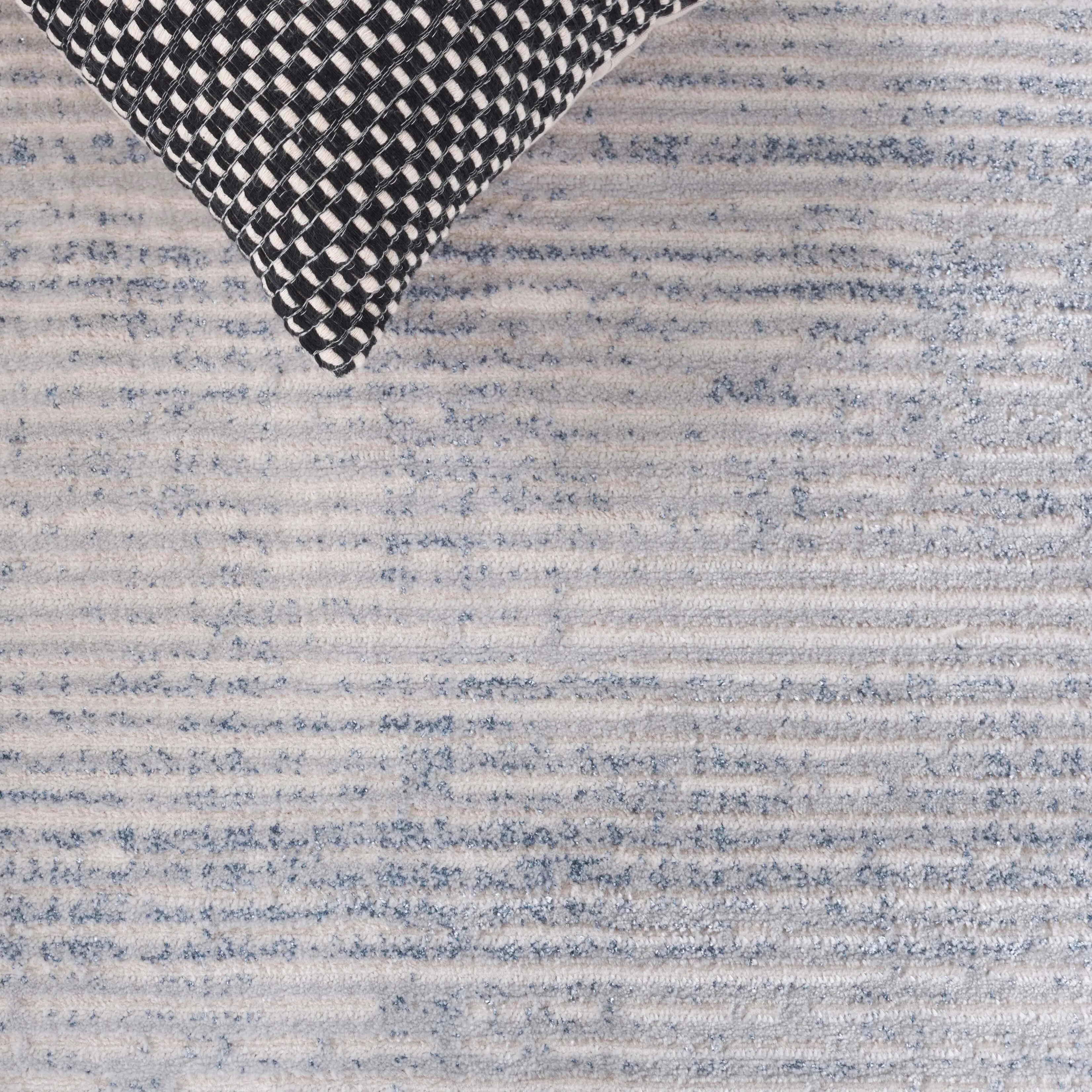 SAFAVIEH Whisper Cathalijne Contemporary Stripe Fringe Rug