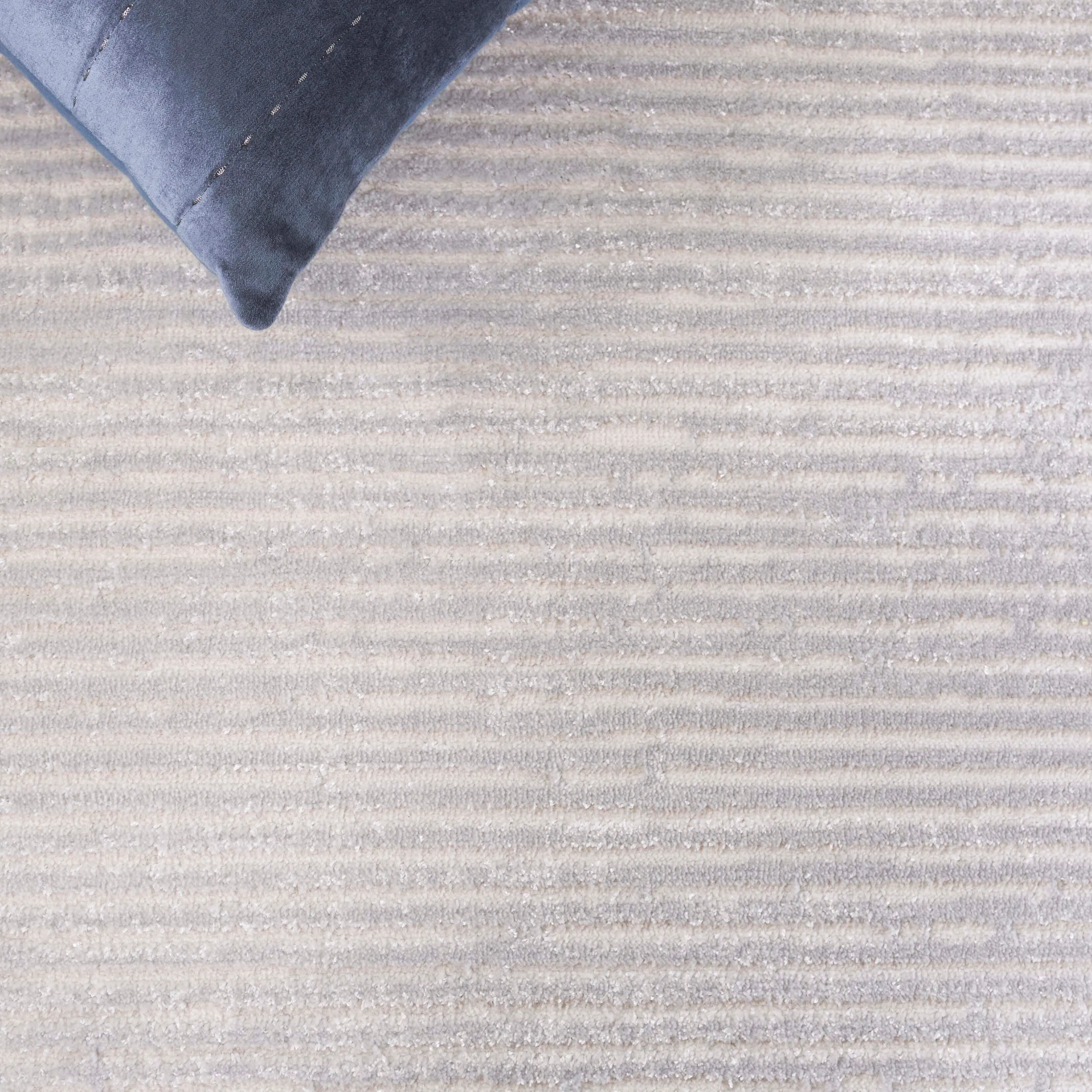 SAFAVIEH Whisper Cathalijne Contemporary Stripe Fringe Rug