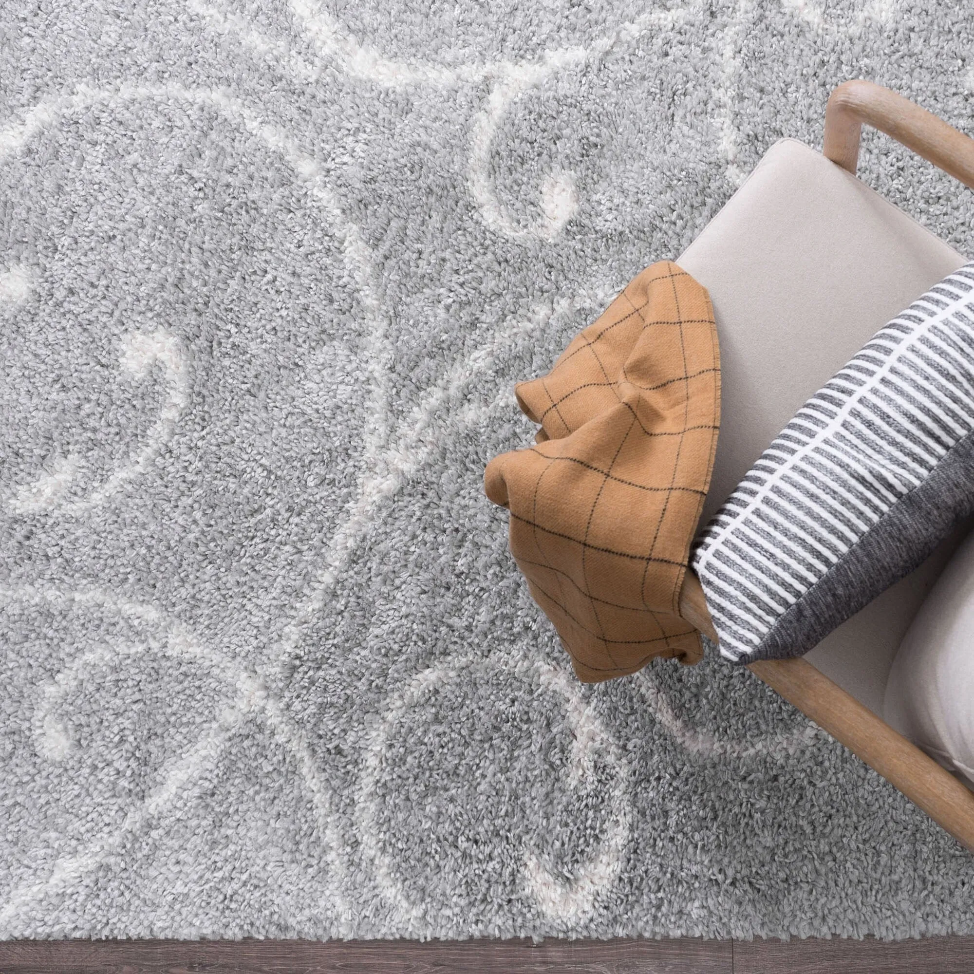 Sohni Shag Farmhouse Floral Indoor Area Rug