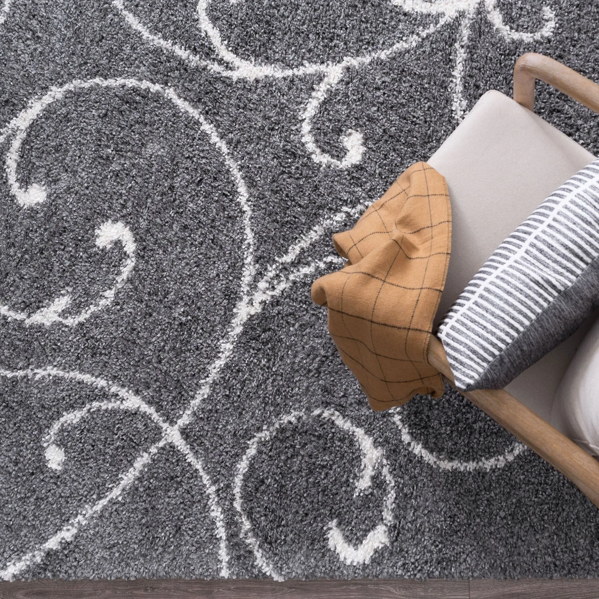 Sohni Shag Farmhouse Floral Indoor Area Rug