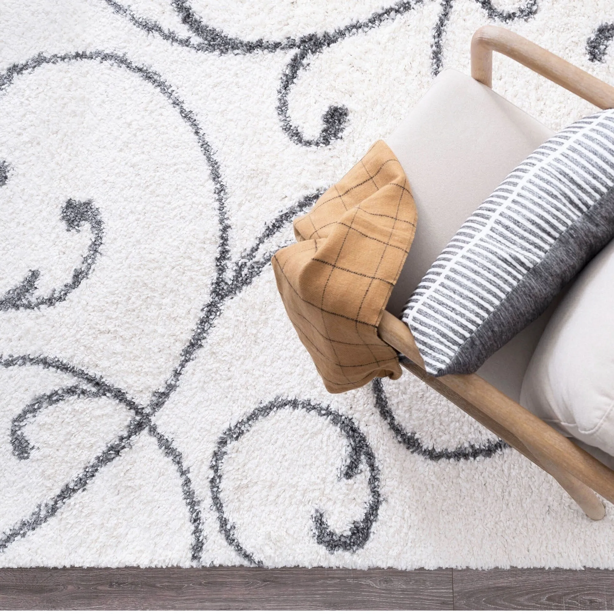 Sohni Shag Farmhouse Floral Indoor Area Rug