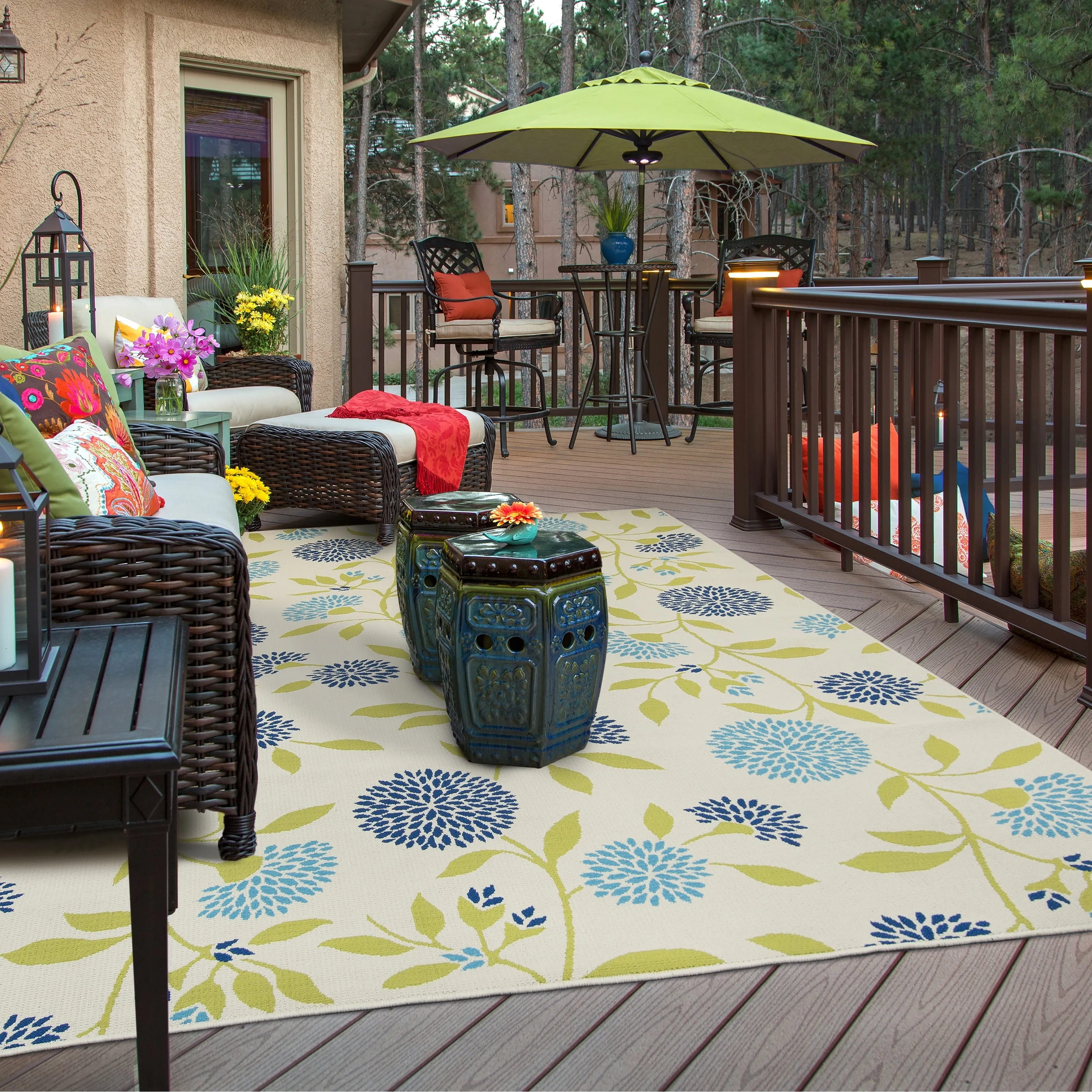 Vista Home Catalina Chrysanthemum Floral Indoor/ Outdoor Rug--