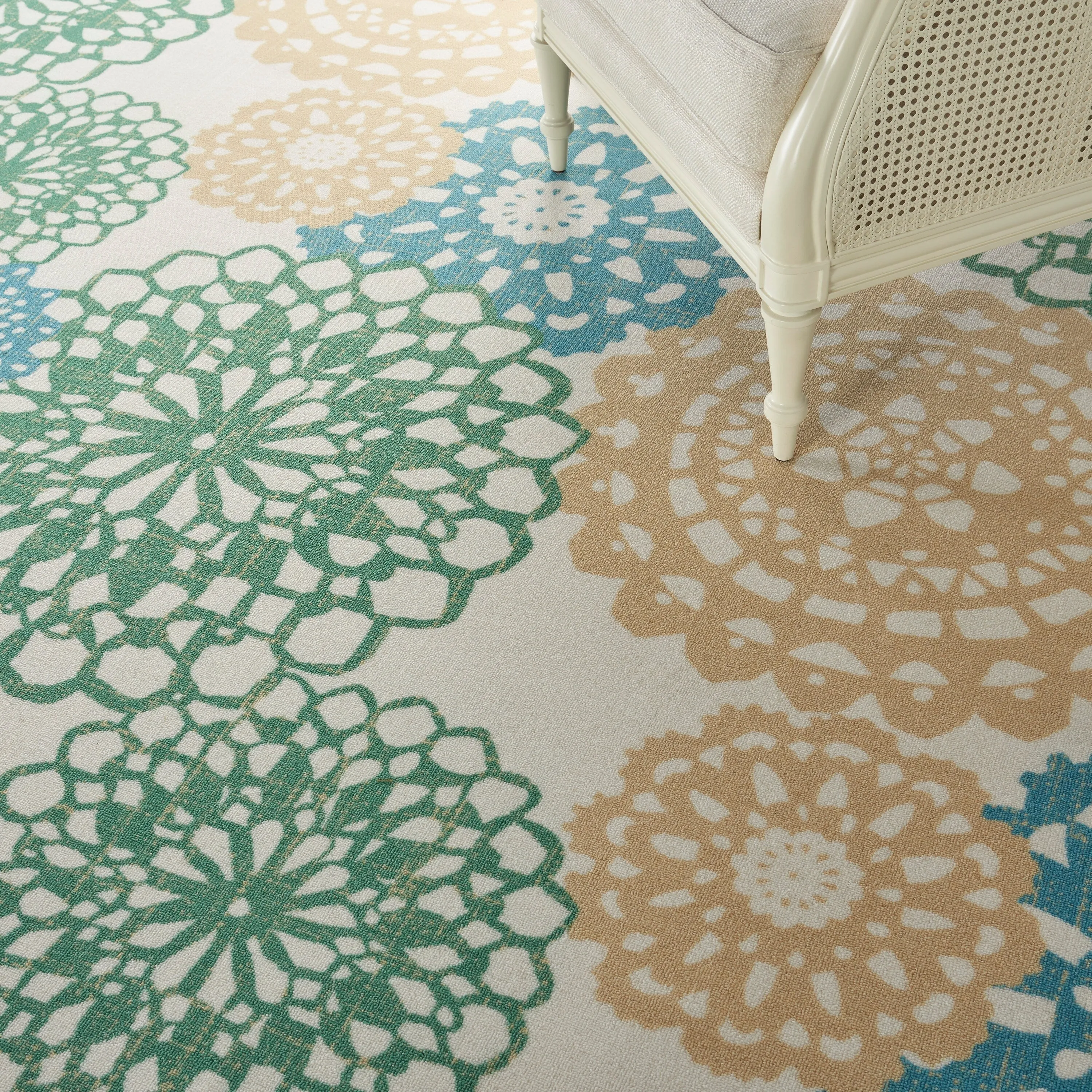 Waverly Sun N' Shade Retro Floral Indoor/ Outdoor Area Rug