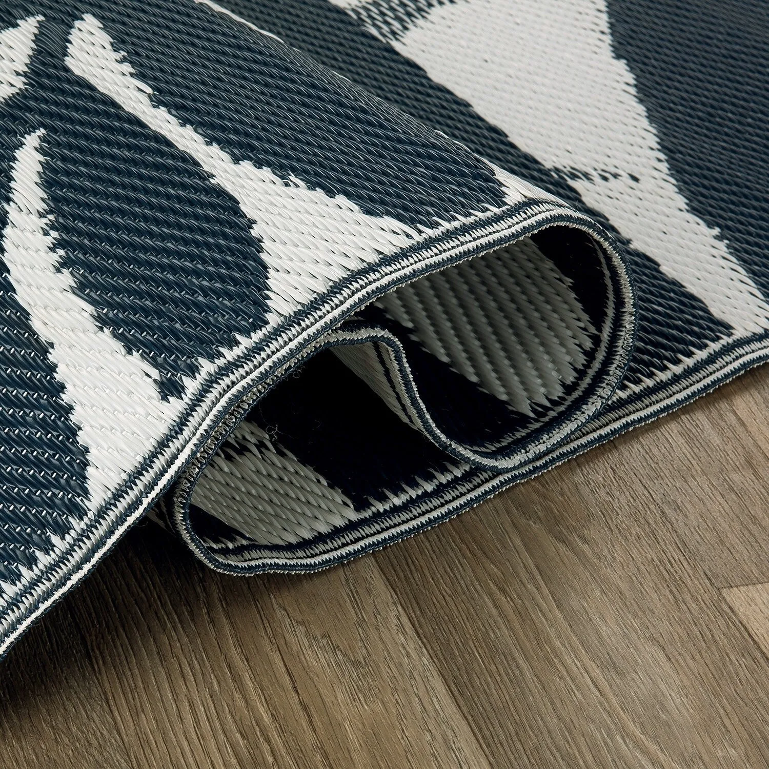 World Rug Gallery Contemporary Floral Leaves Reversible Recycled Plastic Outdoor Rugs