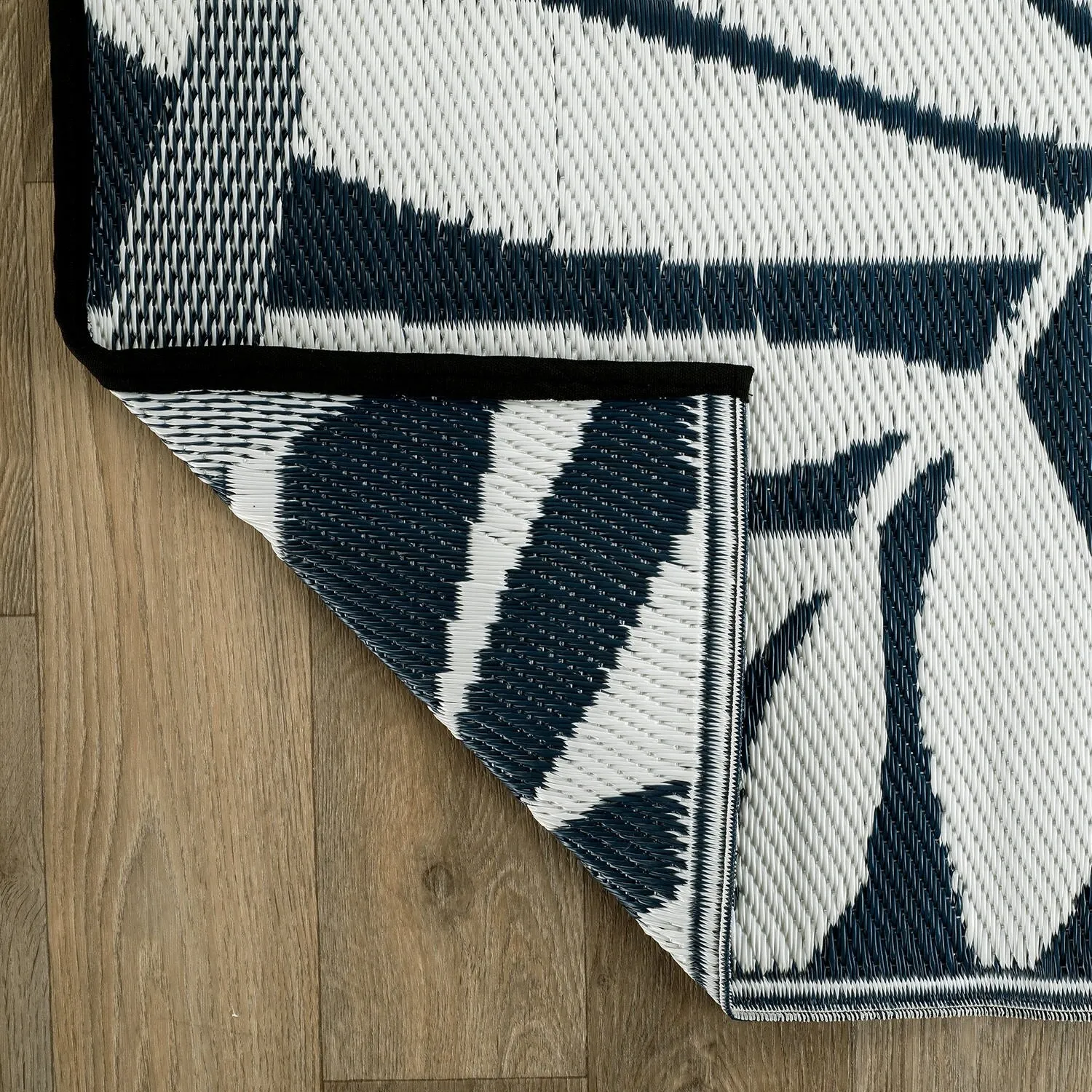 World Rug Gallery Contemporary Floral Leaves Reversible Recycled Plastic Outdoor Rugs