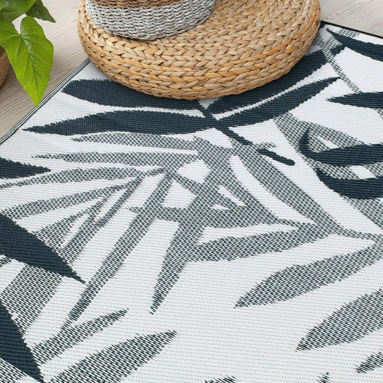 World Rug Gallery Contemporary Floral Leaves Reversible Recycled Plastic Outdoor Rugs