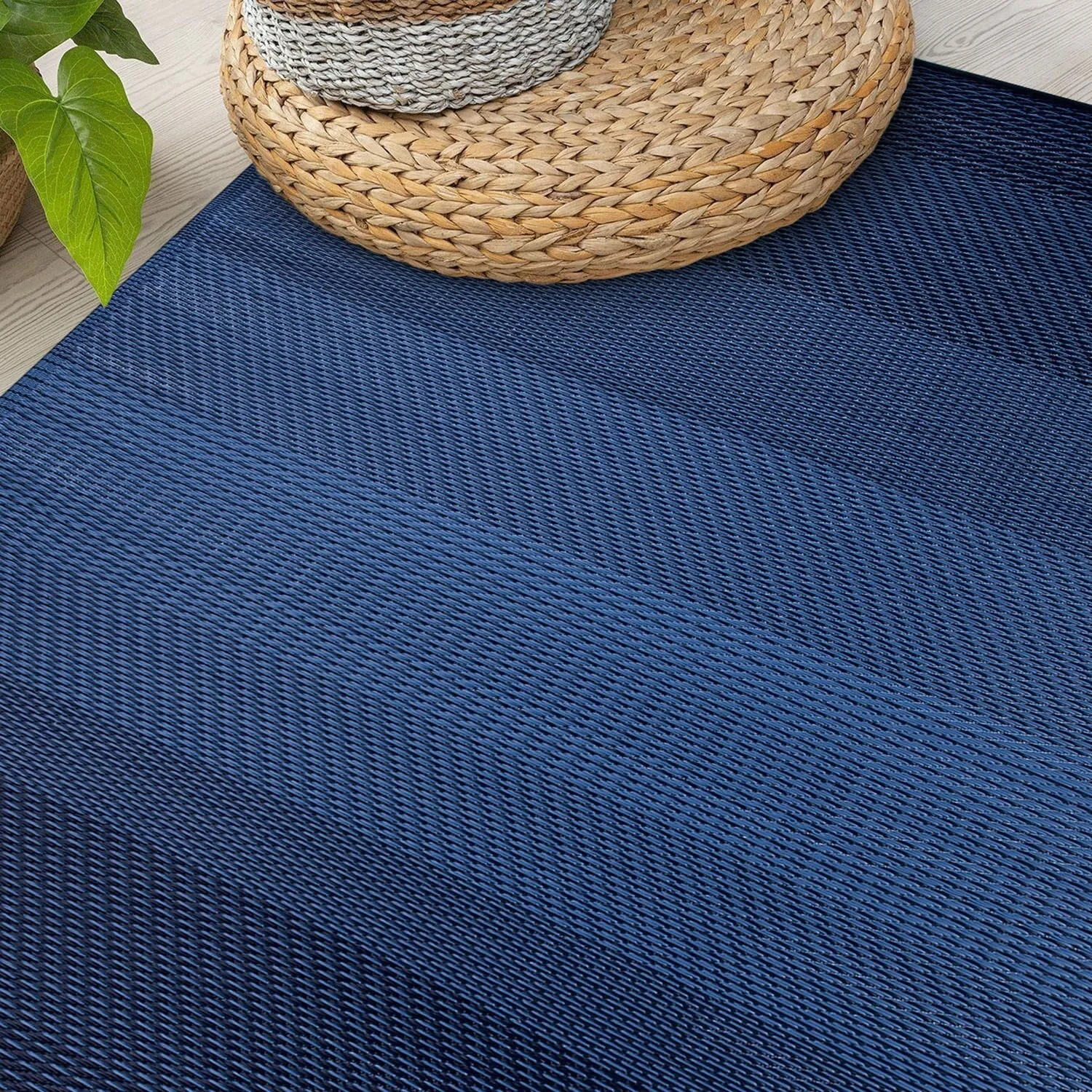 World Rug Gallery Contemporary Stripe Shade Geometric Reversible Recycled Plastic Outdoor Rugs